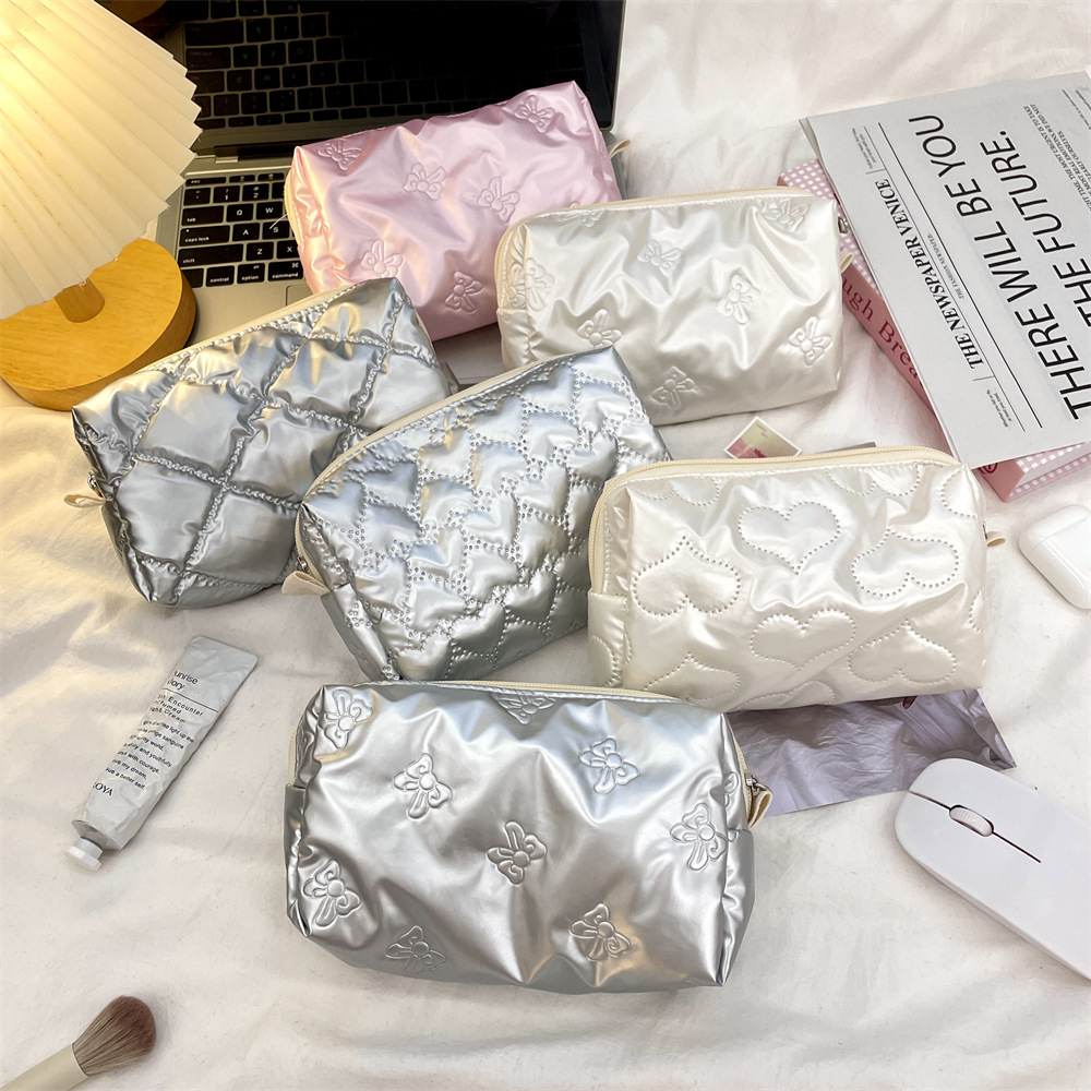 411263 Heart-shaped pattern cosmetic bag, stationery pen case, large-capacity miscellaneous storage bag, multi-purpose for travel and washing details Picture