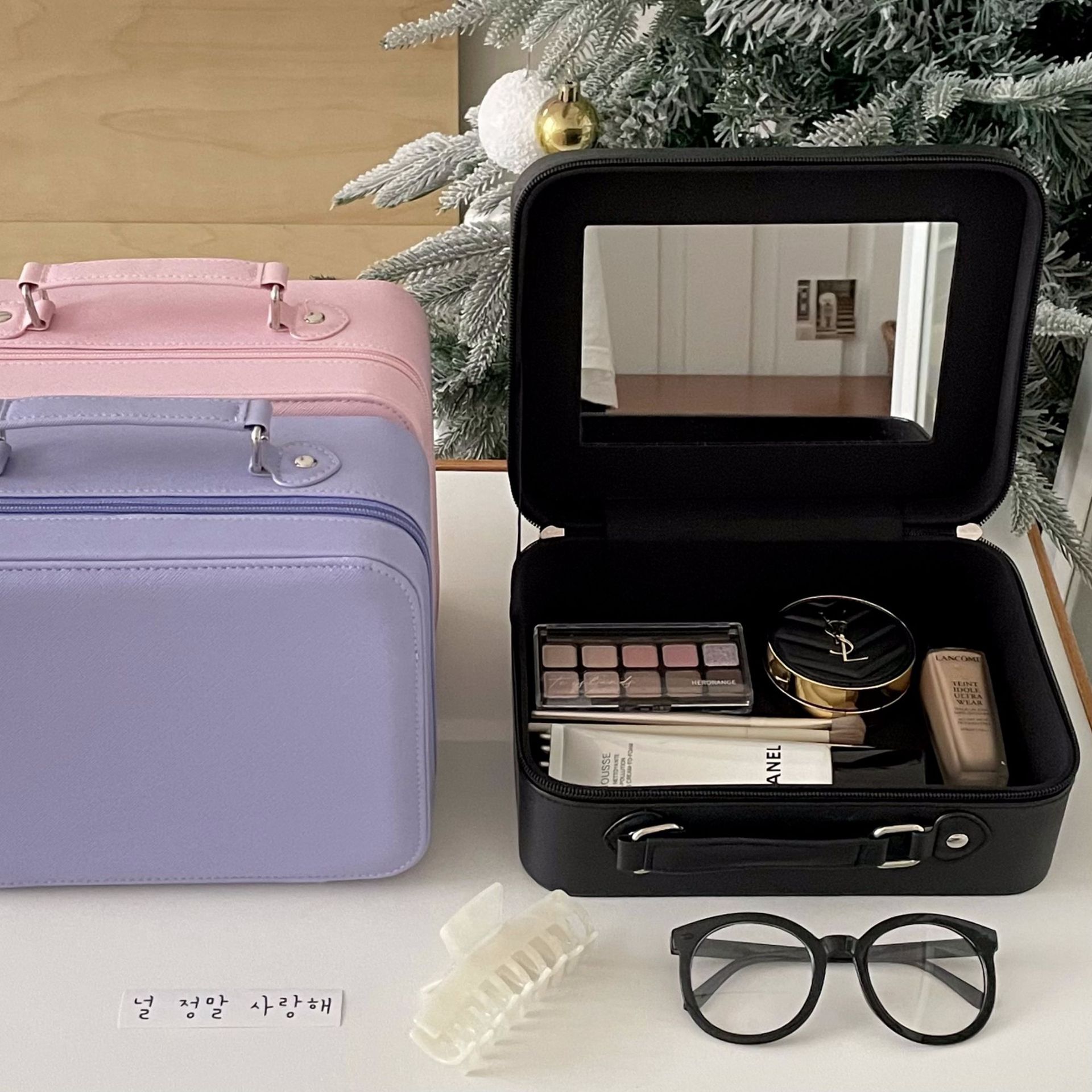A new minimalist and mirror-equipped women's ins portable large-capacity makeup case and travel toiletry storage bag full figure