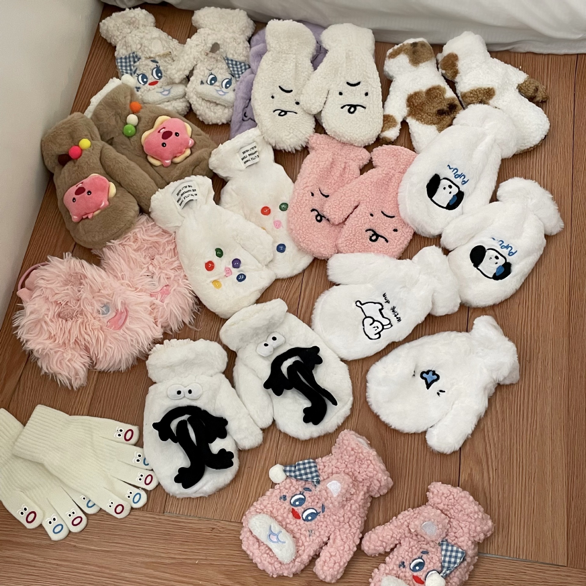 Let's open the blind box gloves together! They are essential gloves for both home and travel. The blind box is both good-looking and practical full figure