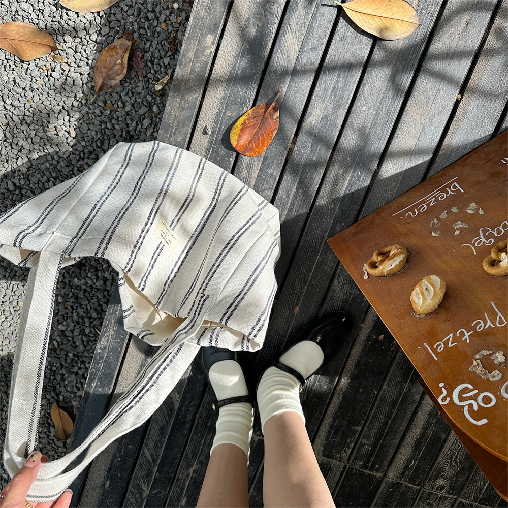 44202 Korean version large-capacity fashionable color-blocking striped tote bag, spring and summer striped casual bag, single-shoulder canvas bag Application Scenario