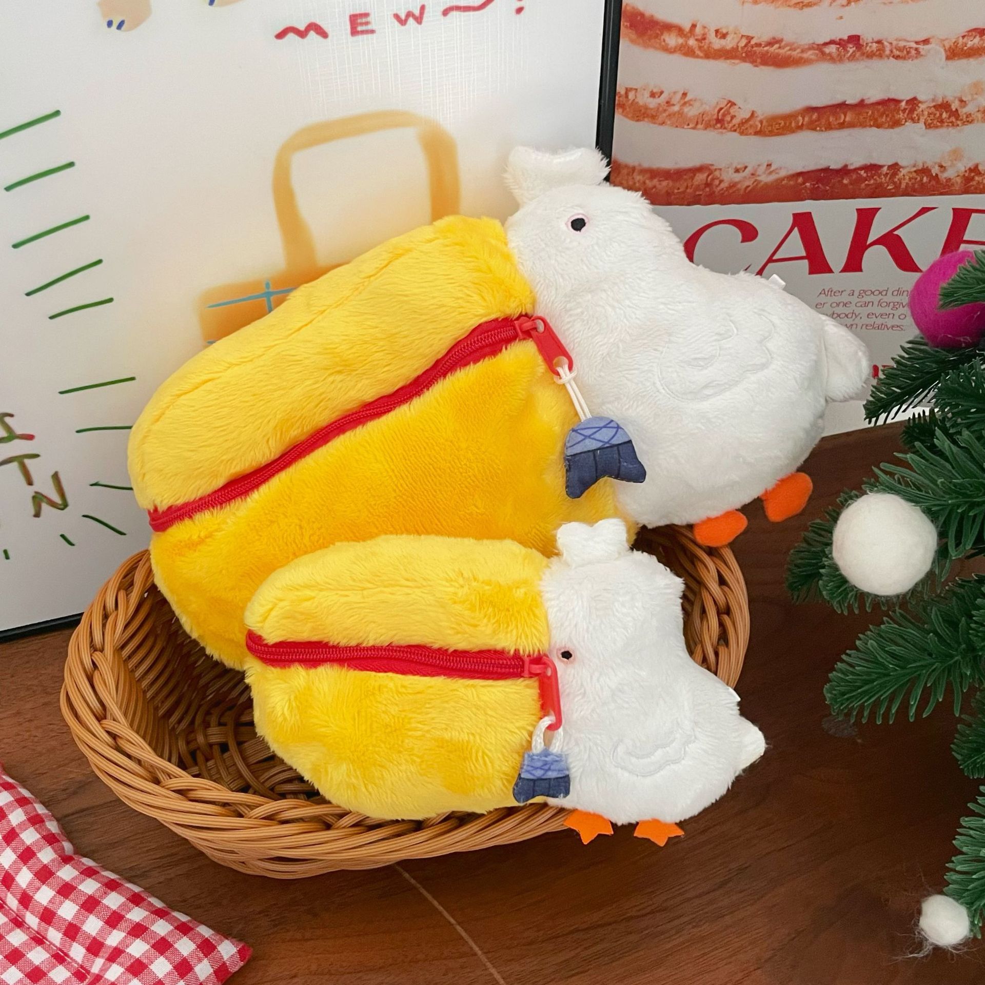 Instagram cute Pelican makeup bag, camera bag, mini portable bag, headphones, coin purse, travel storage bag Application Scenario