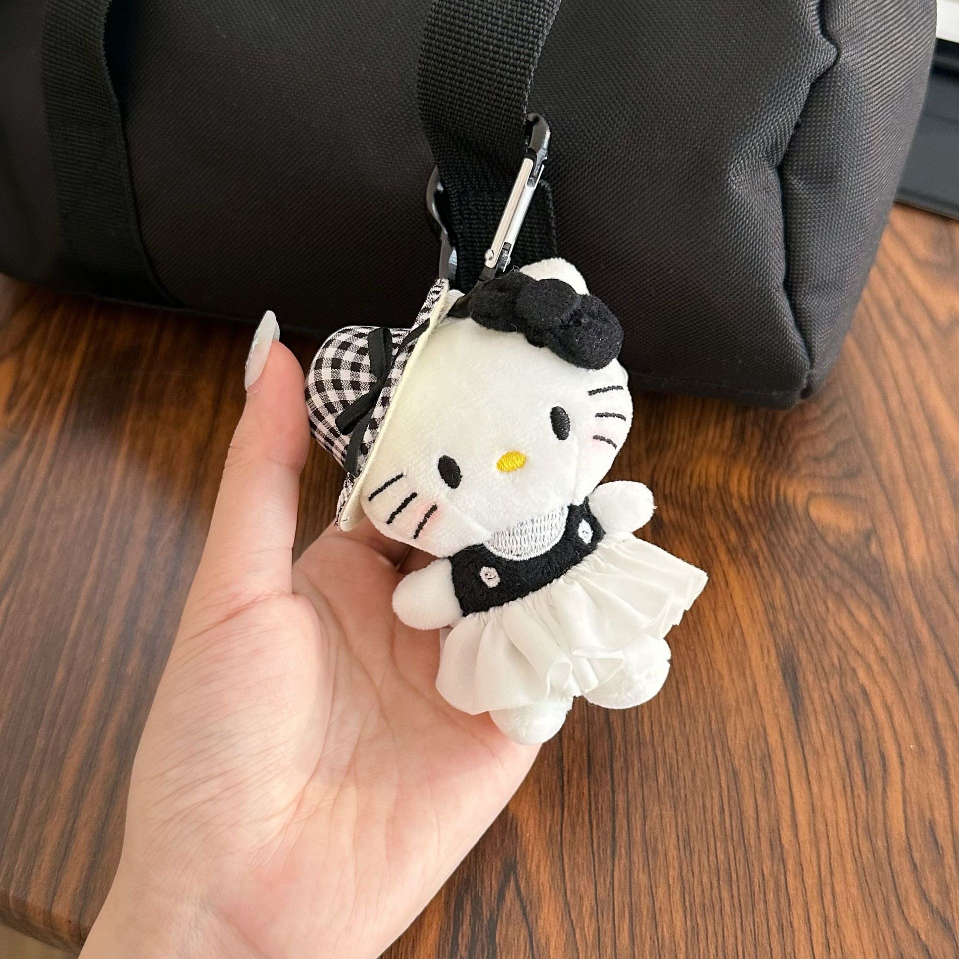 Hepburn-style hat, cat pendant, women's creative bag pendant, high-end plush toy decoration, keychain pendant Application Scenario