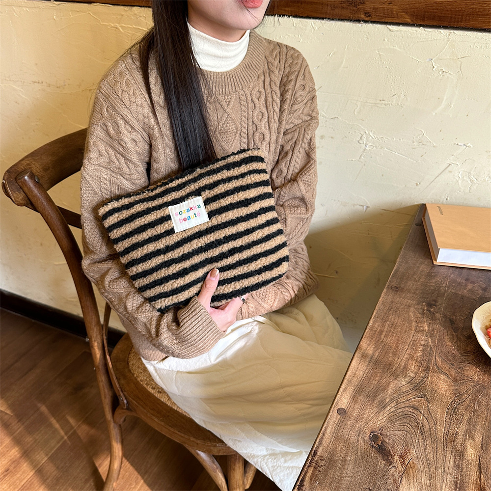 4123 InS-style Winter plush Makeup Bag with colorful polka dots and large capacity Travel skin care and cosmetics Storage Bag for women Specification drawing