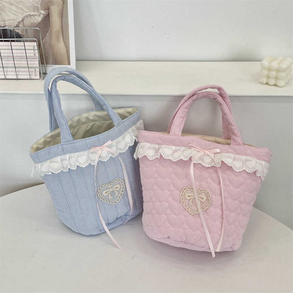 54101 Cute Girl's new hand-held bag, lace lace heart-shaped hand-held bucket bag, large capacity bento bag Application Scenario