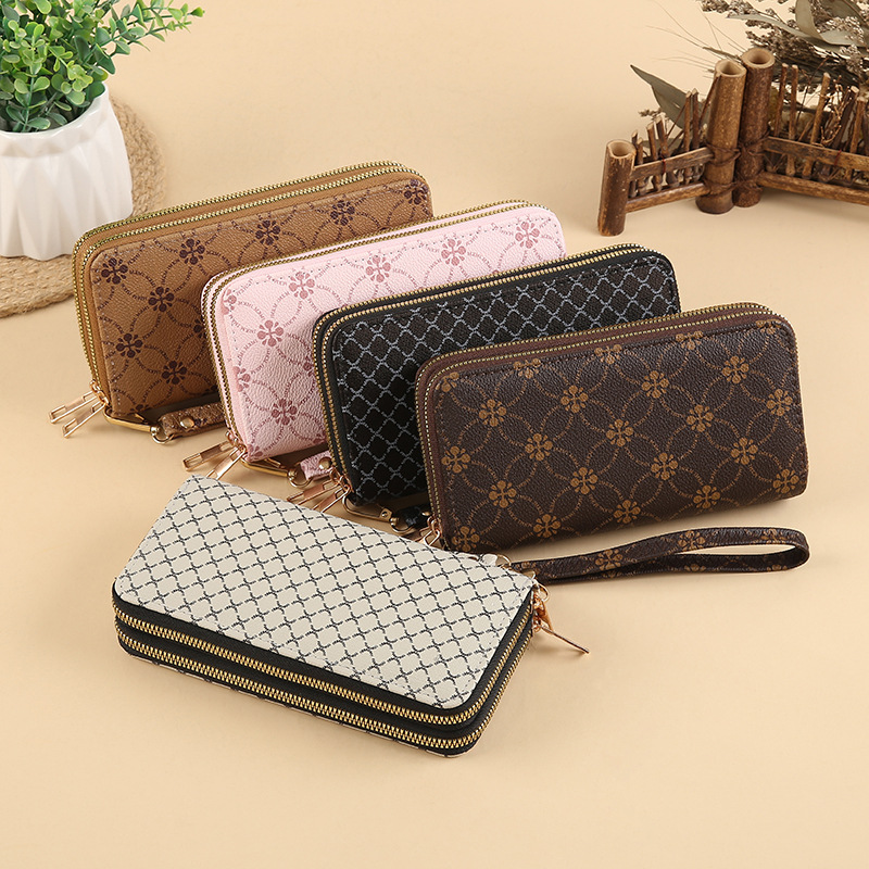Wholesale of 2025 new style printed pattern retro fashion large-capacity multi-slot clutch and double-pull wallet for women Application Scenario