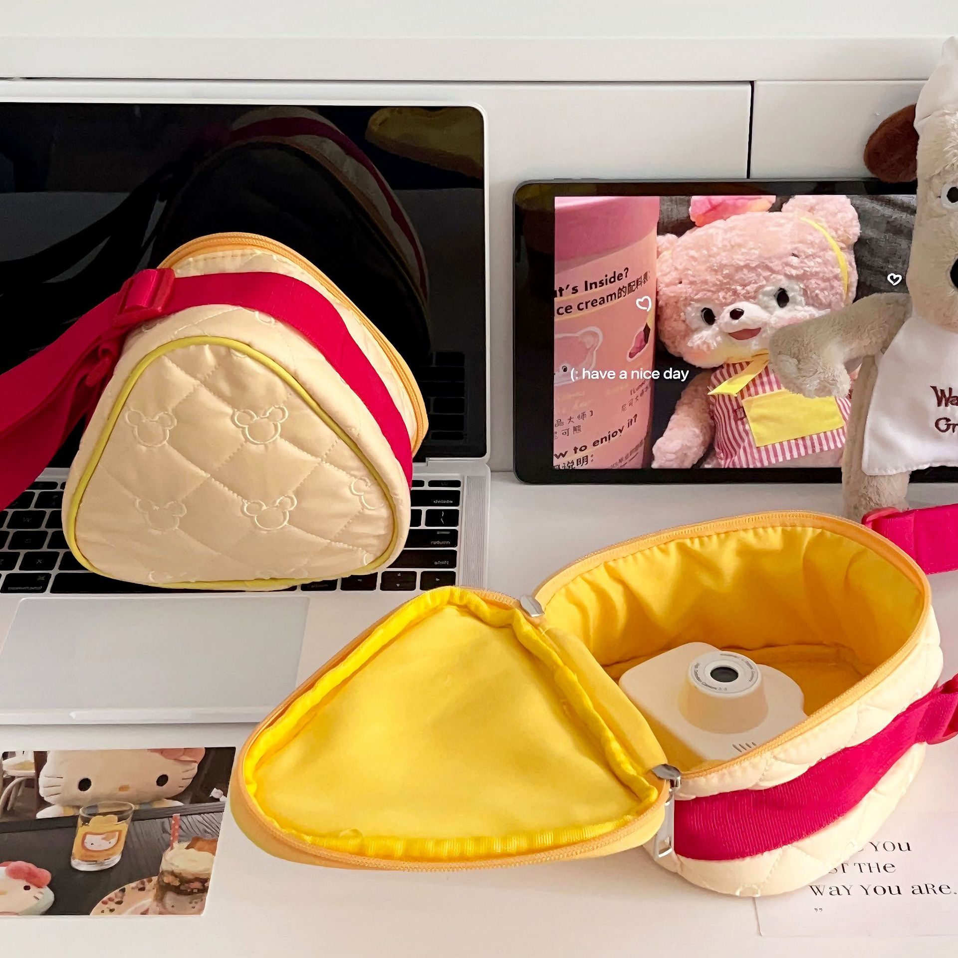 Sandwich, camera bag, touch-up bag, storage bag, small bag, makeup bag, storage bag, toiletry bag, lunch box, bag opening, red envelope, female full figure