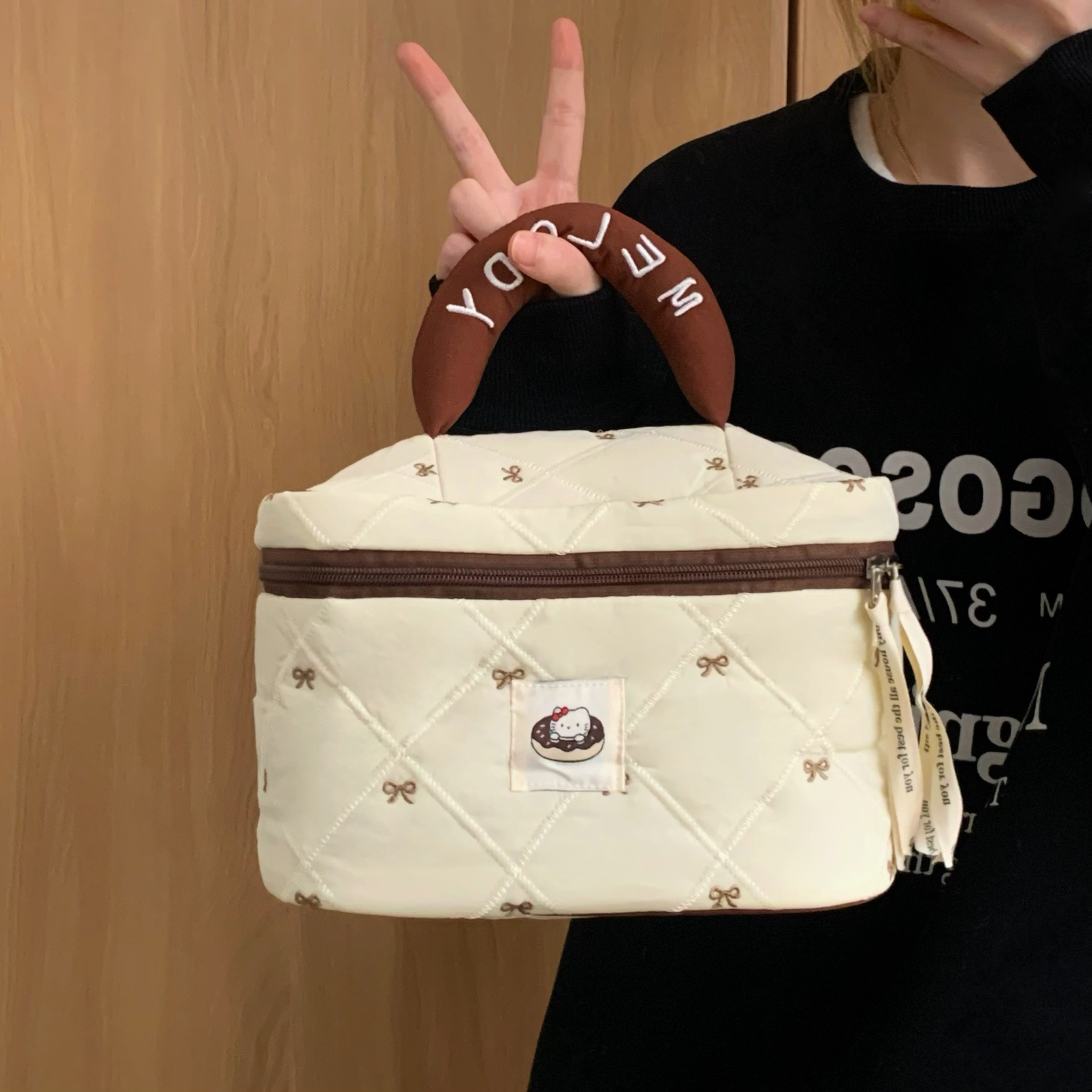Milk tea doughnut cosmetic bag for Women 2025 New high appearance level portable large-capacity cosmetic storage bag handbag Application Scenario