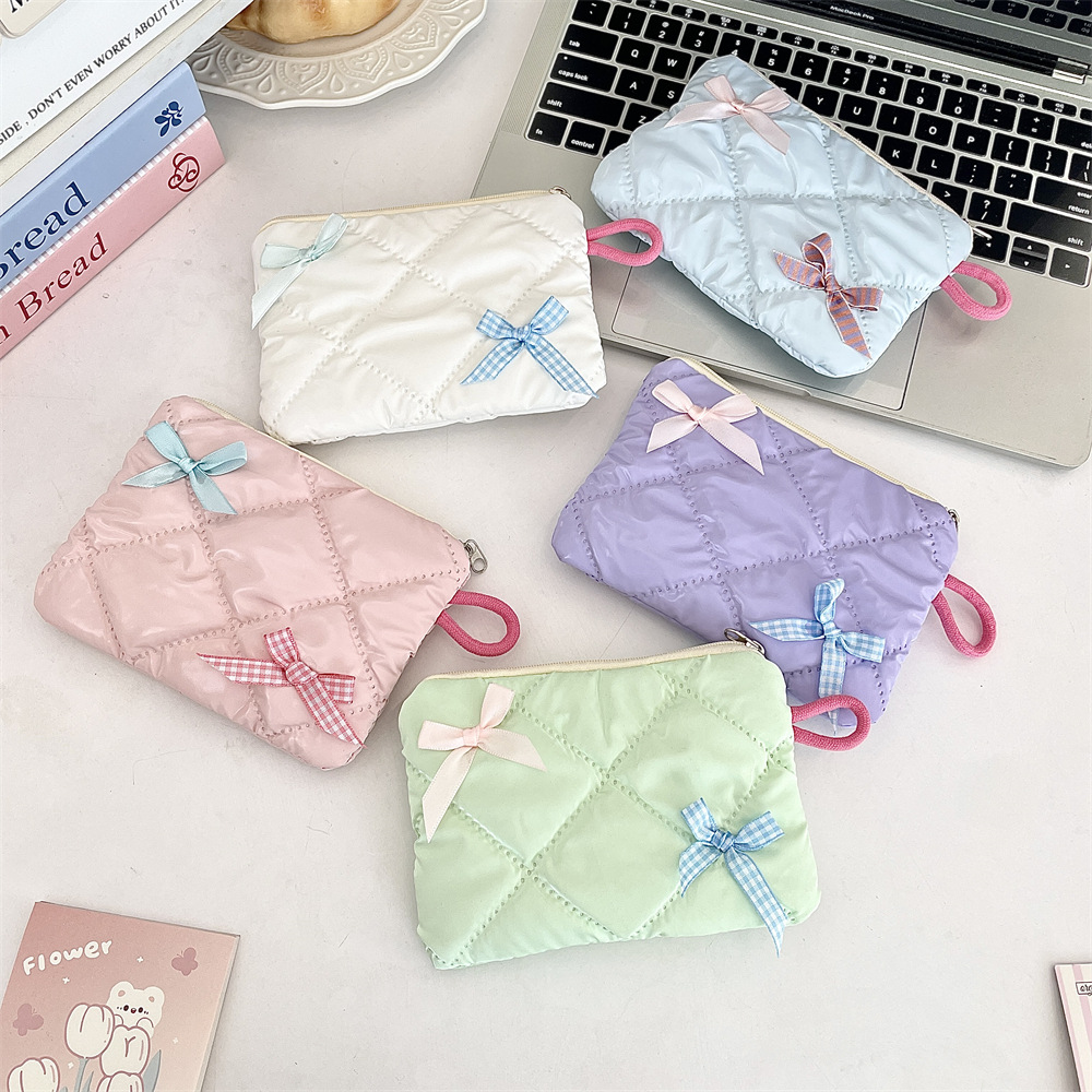 411293 New pearlescent glossy bow portable lipstick, makeup bag, toiletry bag, miscellaneous storage and coin purse details Picture