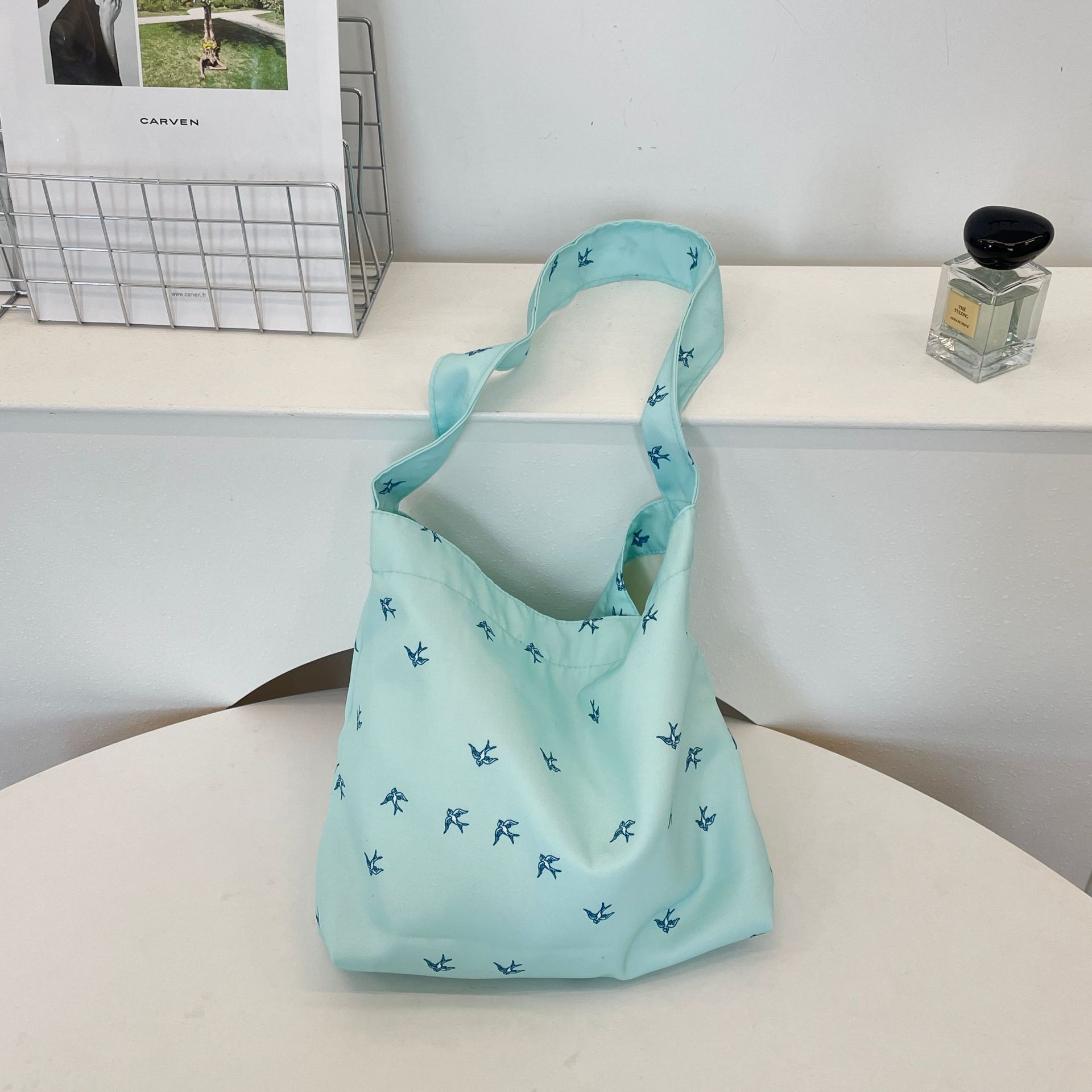 54164 Korean version niche printed canvas bag, 2025 new large-capacity single-shoulder bag, commuter tote bag, shopping bag Application Scenario