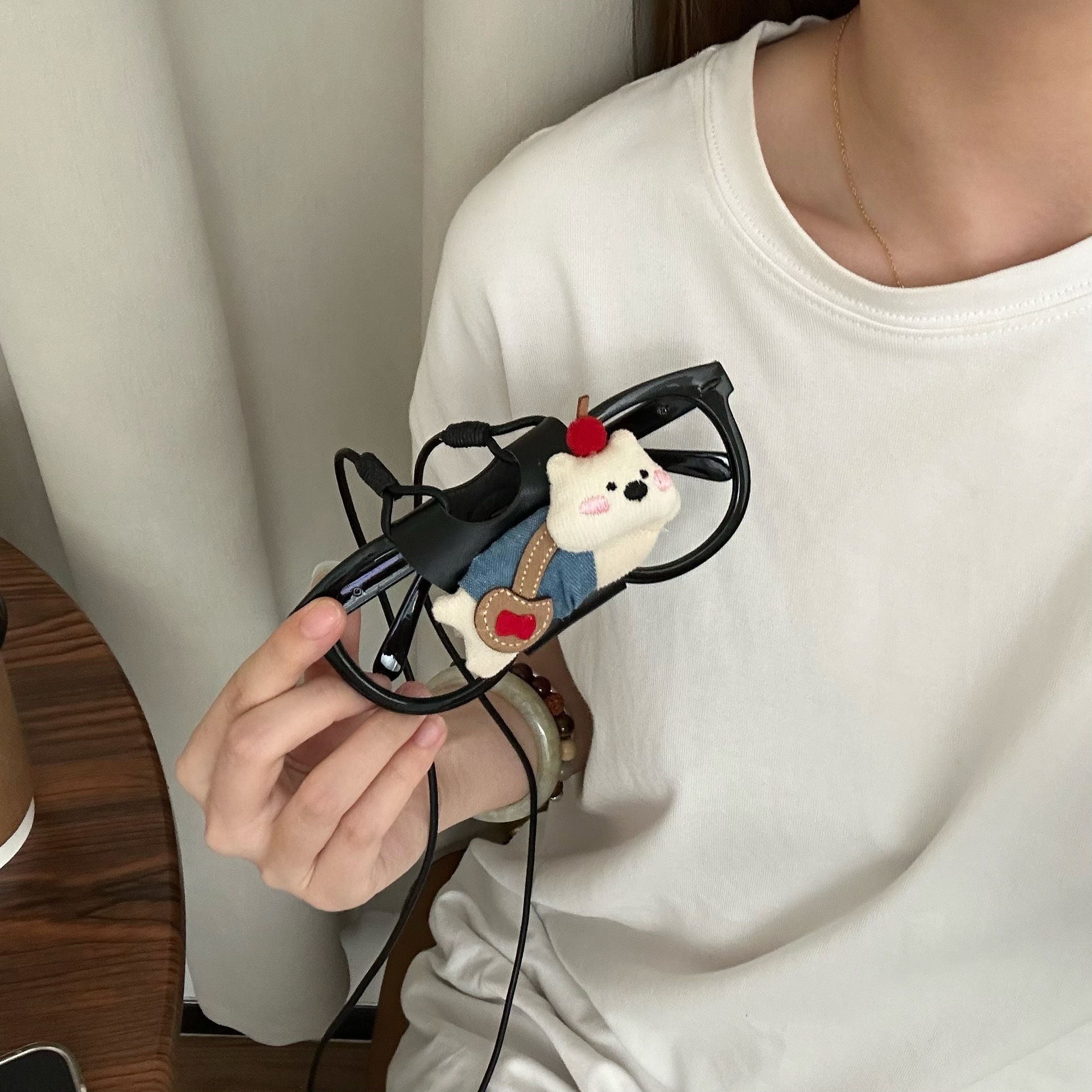 The InS-style halter-neck glasses string is the same cartoon sunglasses string necklace as the blogger. The glasses string is anti-loss and anti-fall Application Scenario