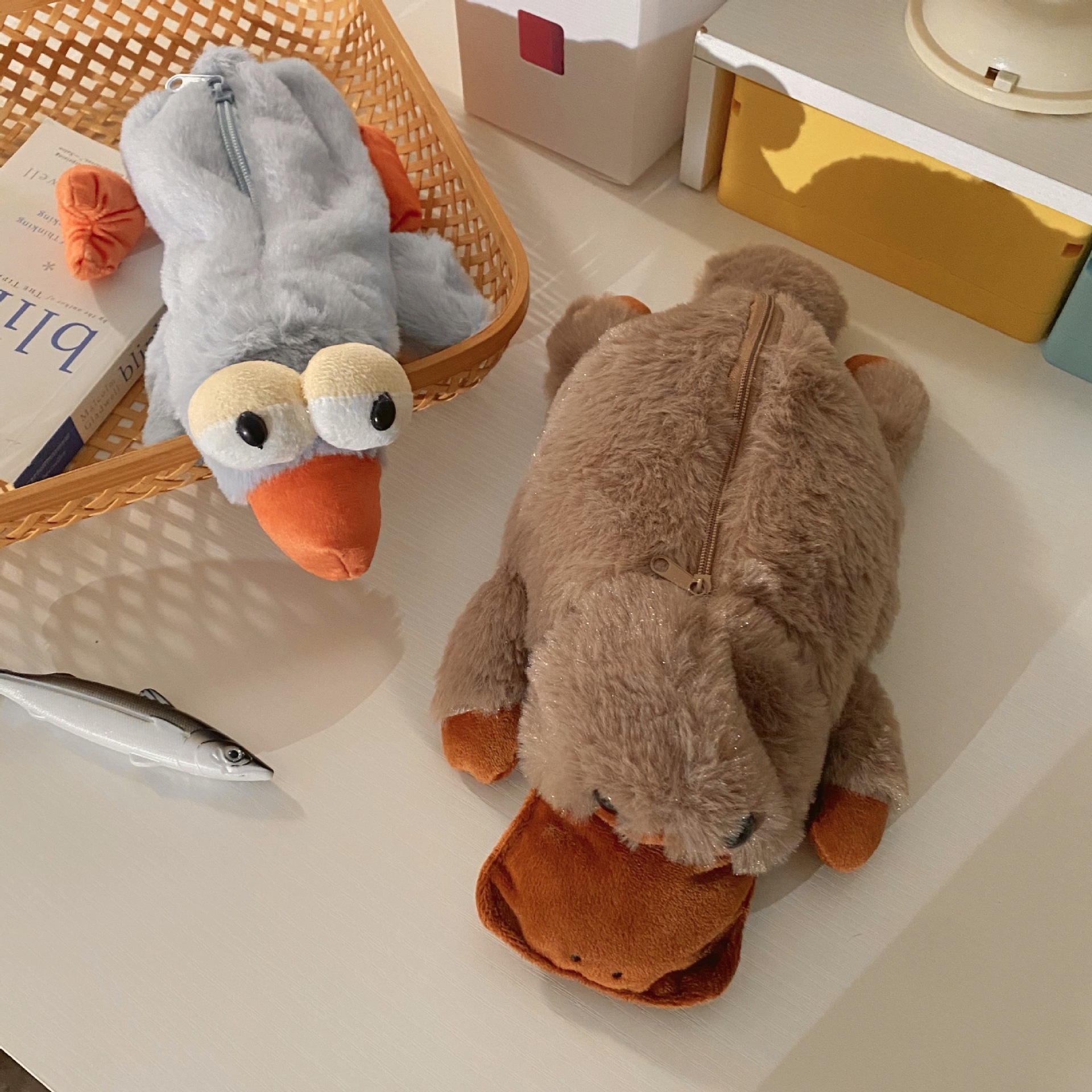Little joys on the Desk ~ Cute plush pencil case, large capacity student cartoon Robin stationery box, junior high school student Specification drawing