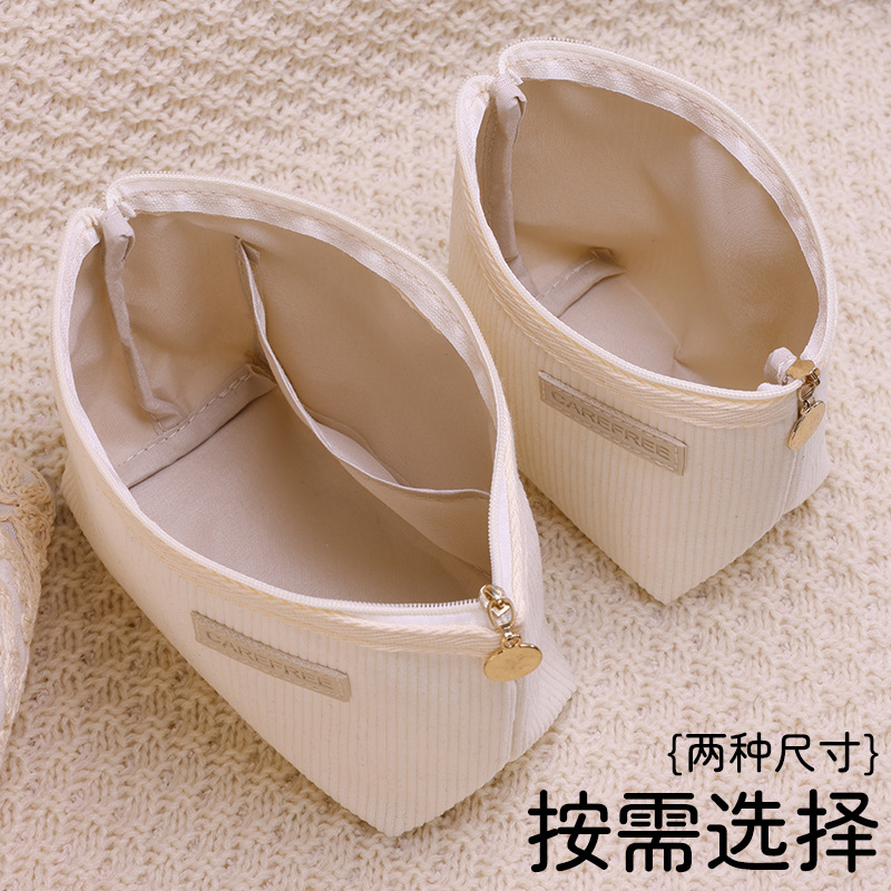 This is a portable cosmetic storage bag with a small inner liner for loose change, lipstick, powder compact, sanitary napkins and data cables Application Scenario