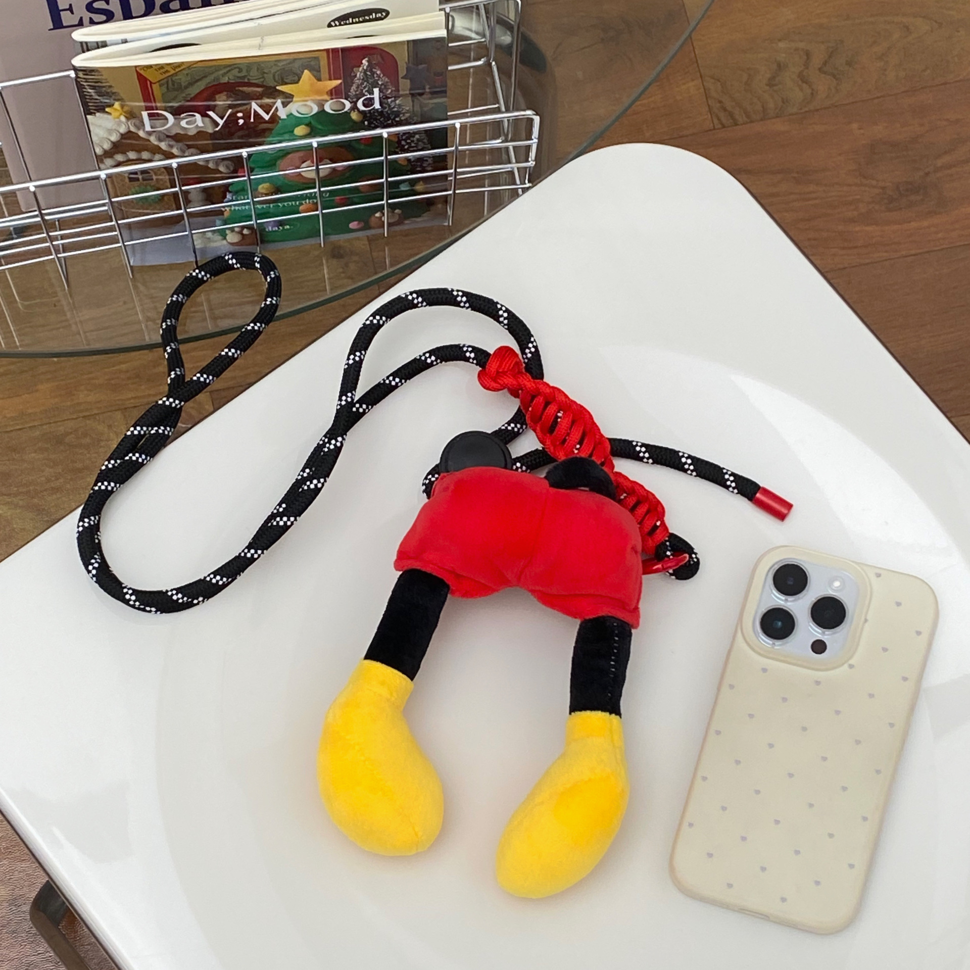 Cartoon Mickey Mouse bottom phone back clip, cute three-dimensional adjustable figurine phone clip, anti-loss phone crossbody lanyard Application Scenario