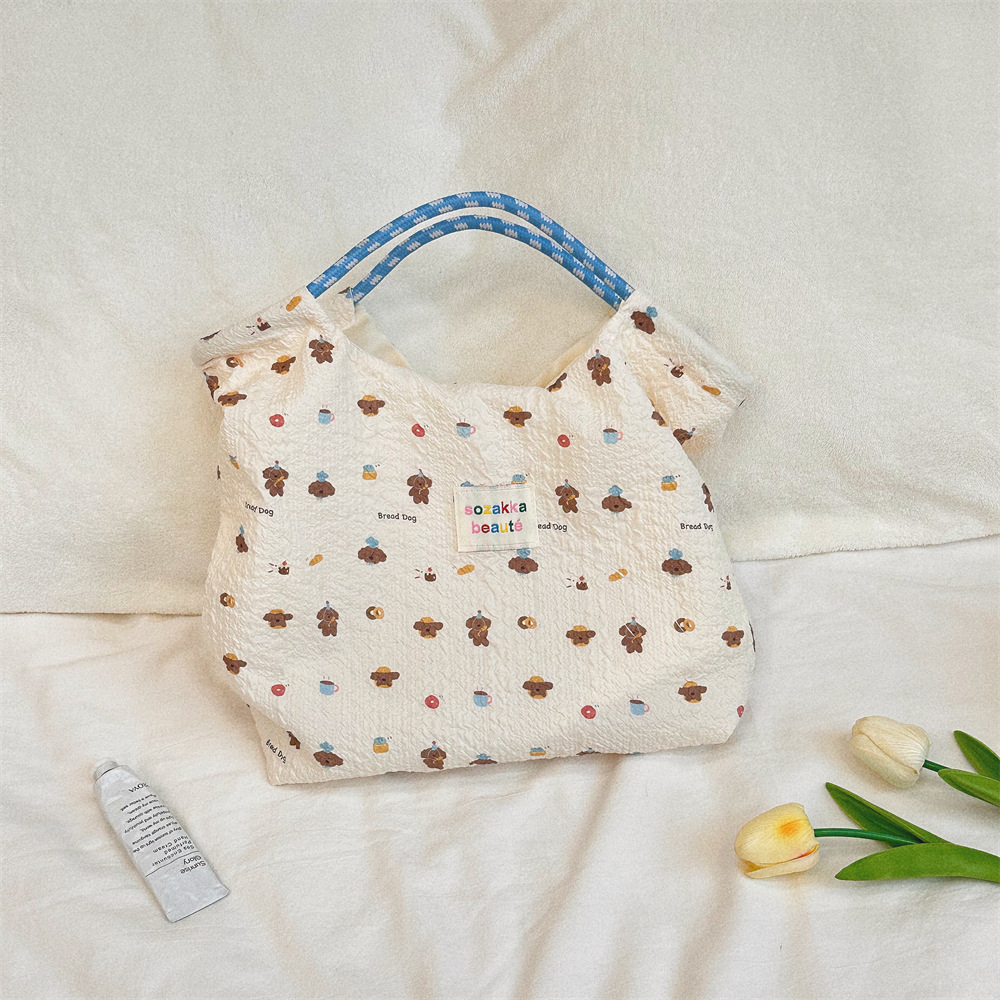 44181 Korean embossed cartoon dog handbag, female handbag, shoulder canvas bag, commuting bag for going to work Application Scenario