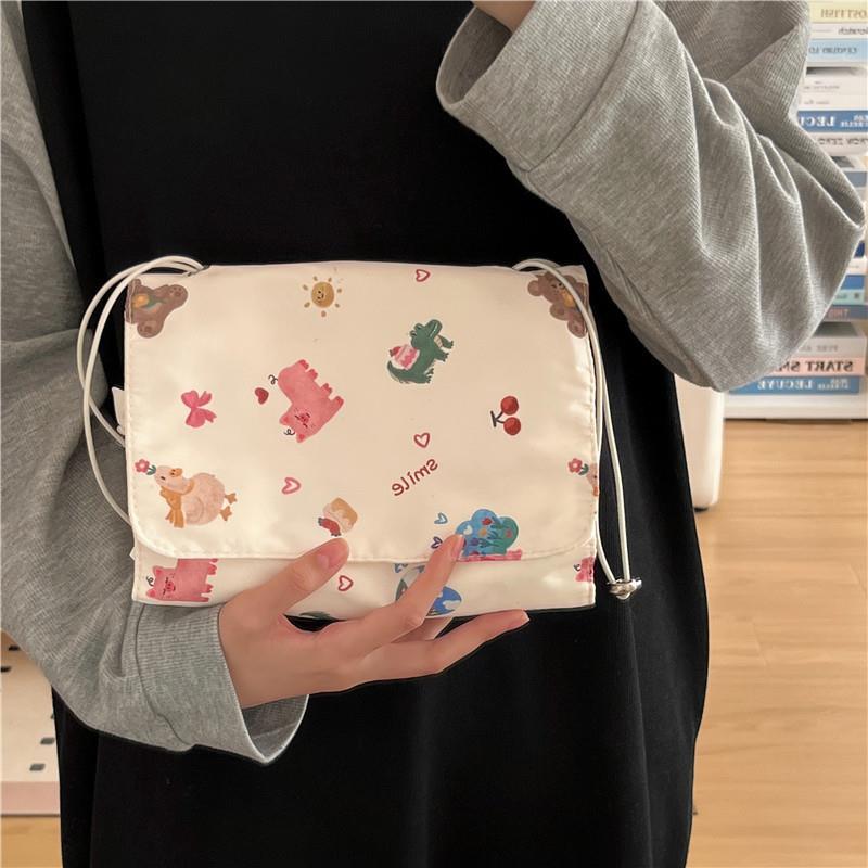 Original cute graffiti bear, girlish portable makeup bag, large-capacity storage bag, detachable mesh toiletry bag details Picture