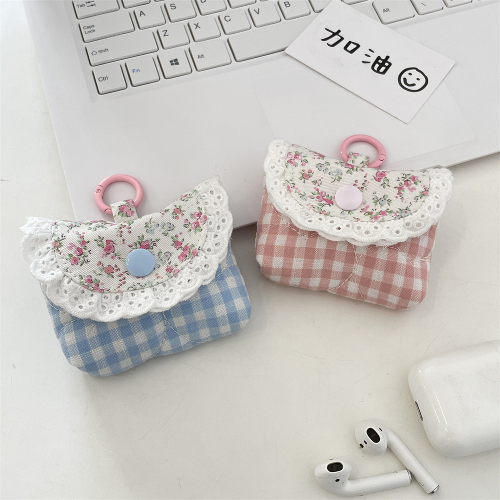 The 53243 sweet and fresh lace earphone case is suitable for Apple earphone cases with soft shells and wireless Bluetooth earphones full figure