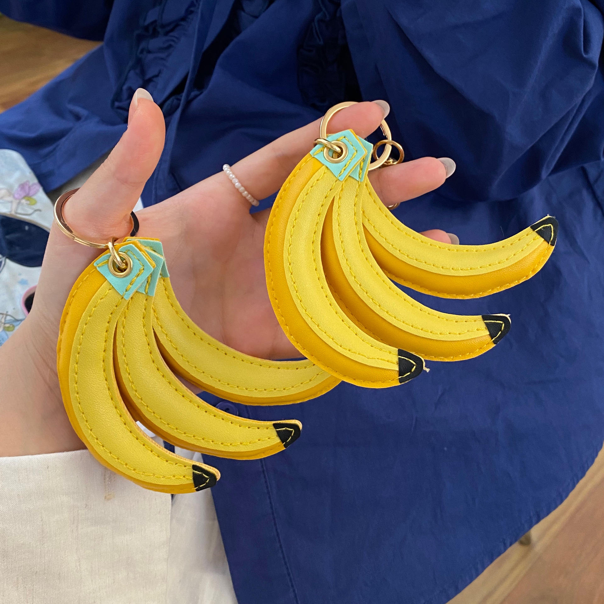 Creative banana bag pendant, mini fruit simulation keychain, niche bag hanging decoration, trendy PU waterproof small accessory Specification drawing