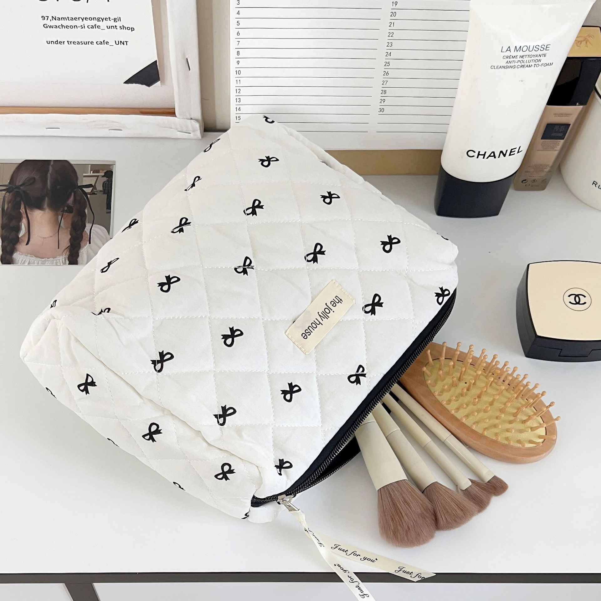 ins Black bow makeup bag for women, portable large-capacity travel cosmetics, hand-held toiletry and storage bag Application Scenario