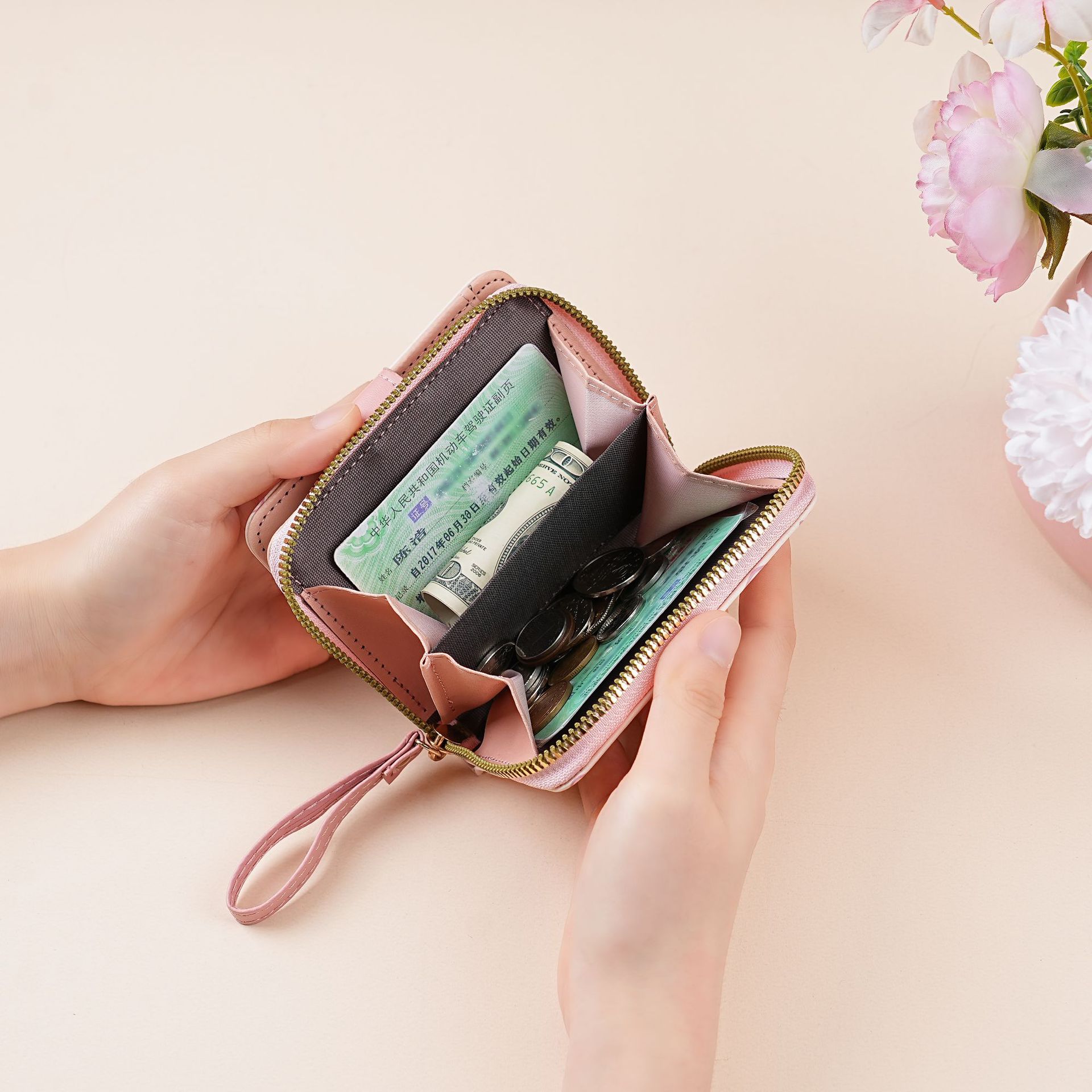 Ailun's simple and heartwarming little cat Japanese-style ladies' buckle pocket, hand-held multi-functional short wallet for women Application Scenario