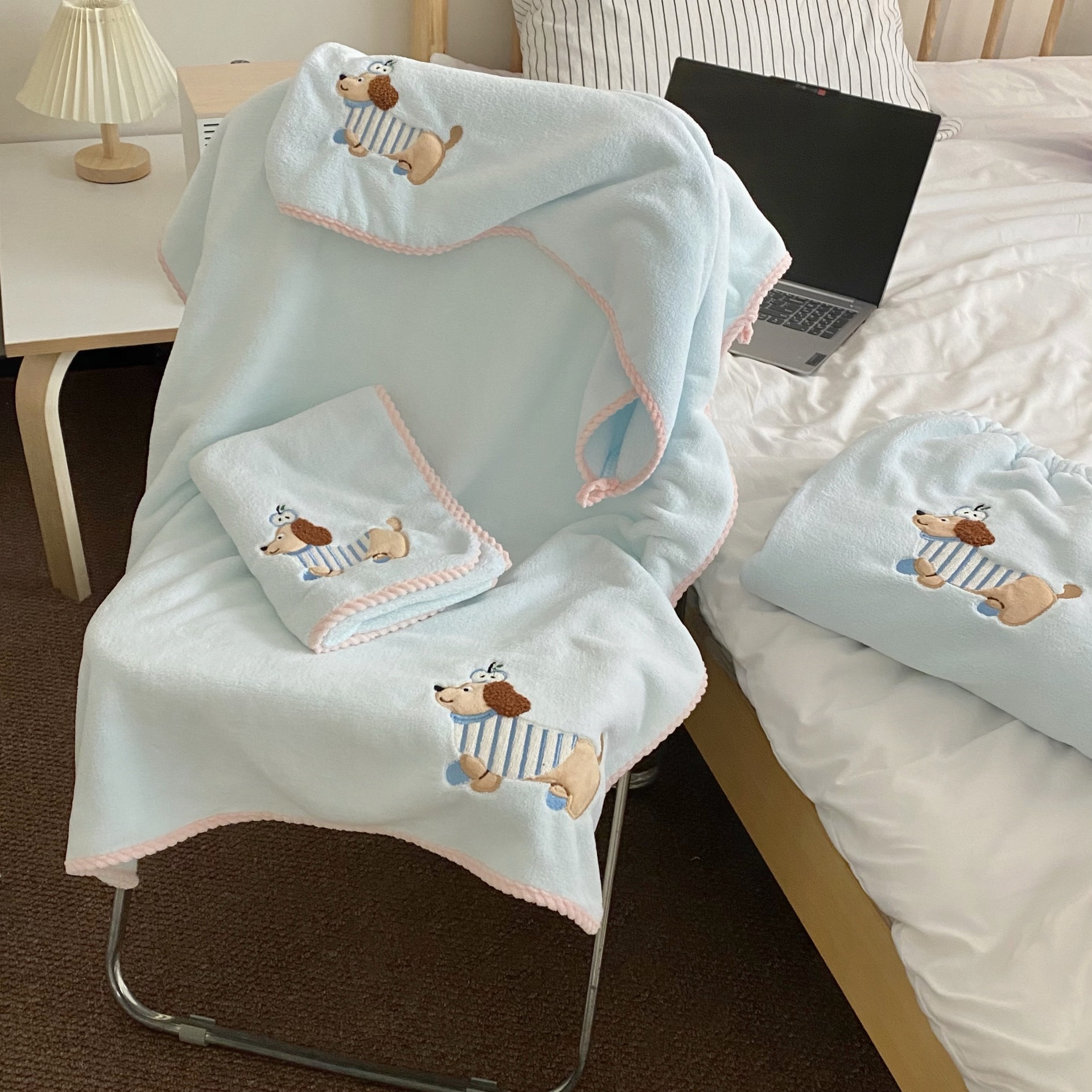 Cute cartoon apple Dachshund household towel and bath towel set for student dormitories. Coral fleece is skin-friendly, absorbent and dries quickly full figure