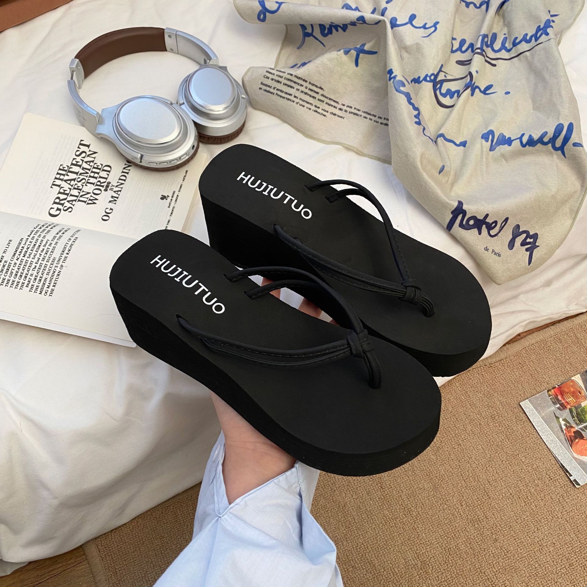 Thick-soled thin-band wedge flip-flops, simple outerwear women's cartoon sandals, EVA seaside anti-slip and anti-odor flip-flops Application Scenario