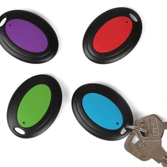 In-stock wireless key finder for four people, home anti-loss mobile phone finder for four people, 1 person carrying 4 Application Scenario