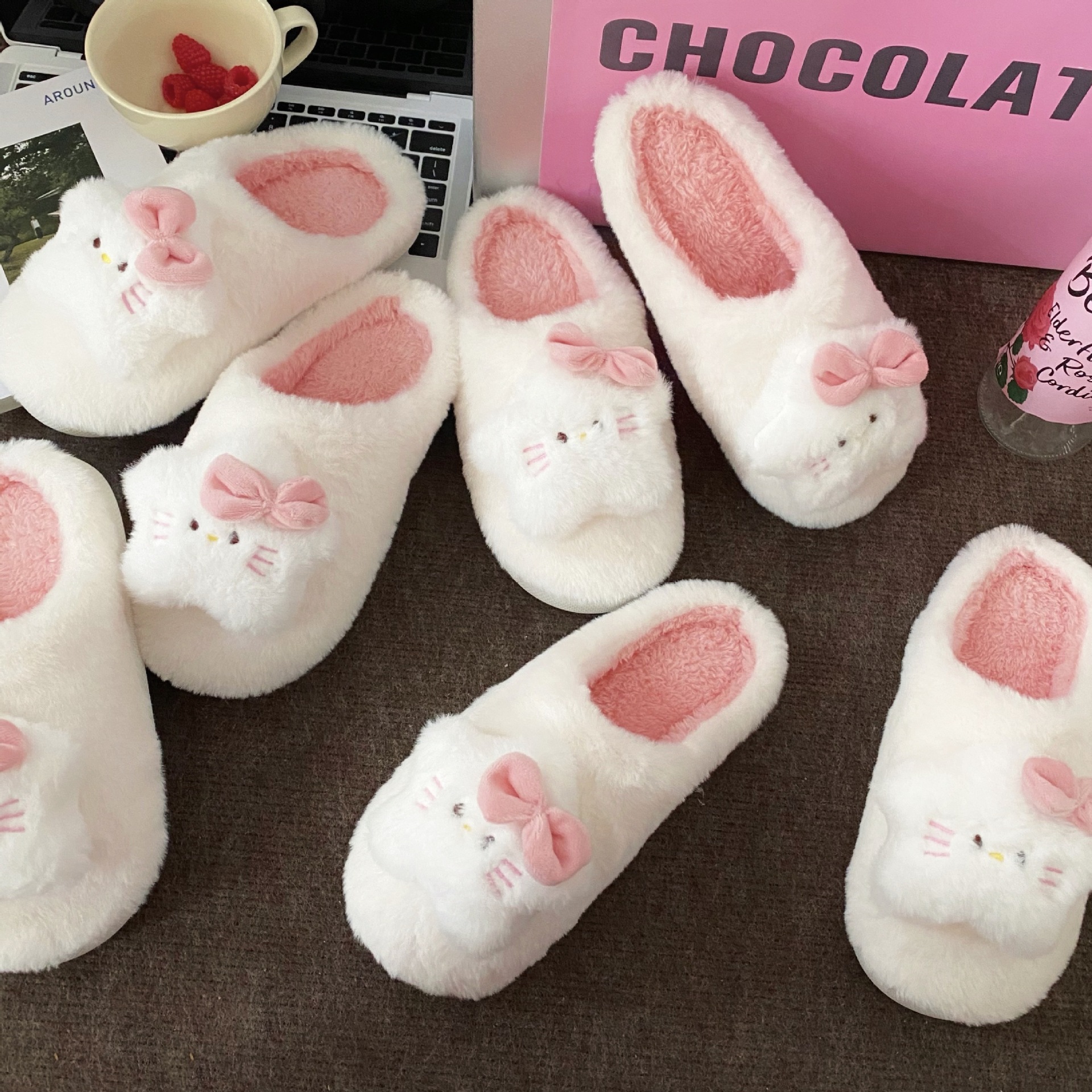 Five-pointed star cat slippers, original design, warm and comfortable in winter, home flat toe slippers, bathroom anti-slip for women full figure