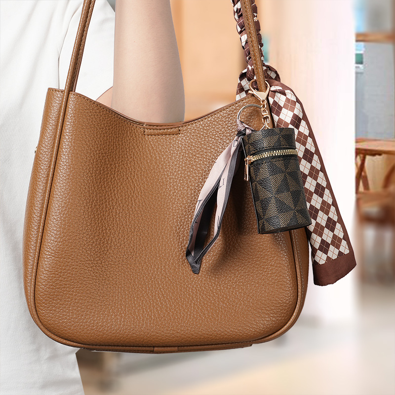 European and American classic coin purse 2024 new compact bag, pendant, earphone bag opening, red envelope, mini keychain bag Application Scenario