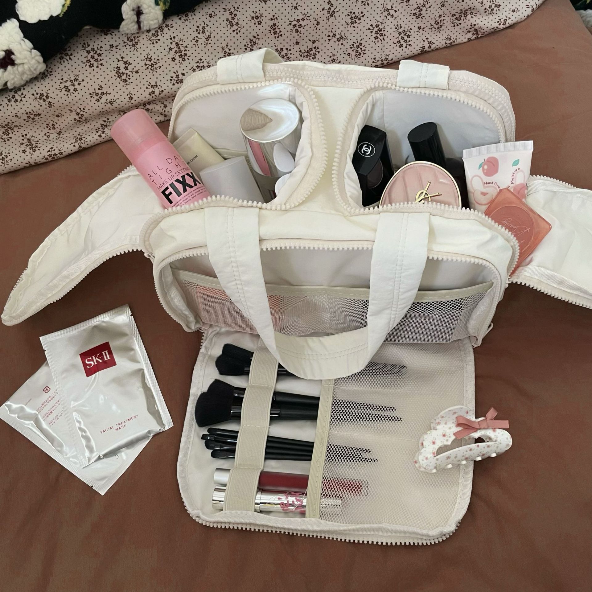 Fashionable and simple makeup bag for women, 2024 new portable, lightweight, large-capacity, zoned storage bag, travel toiletry bag details Picture