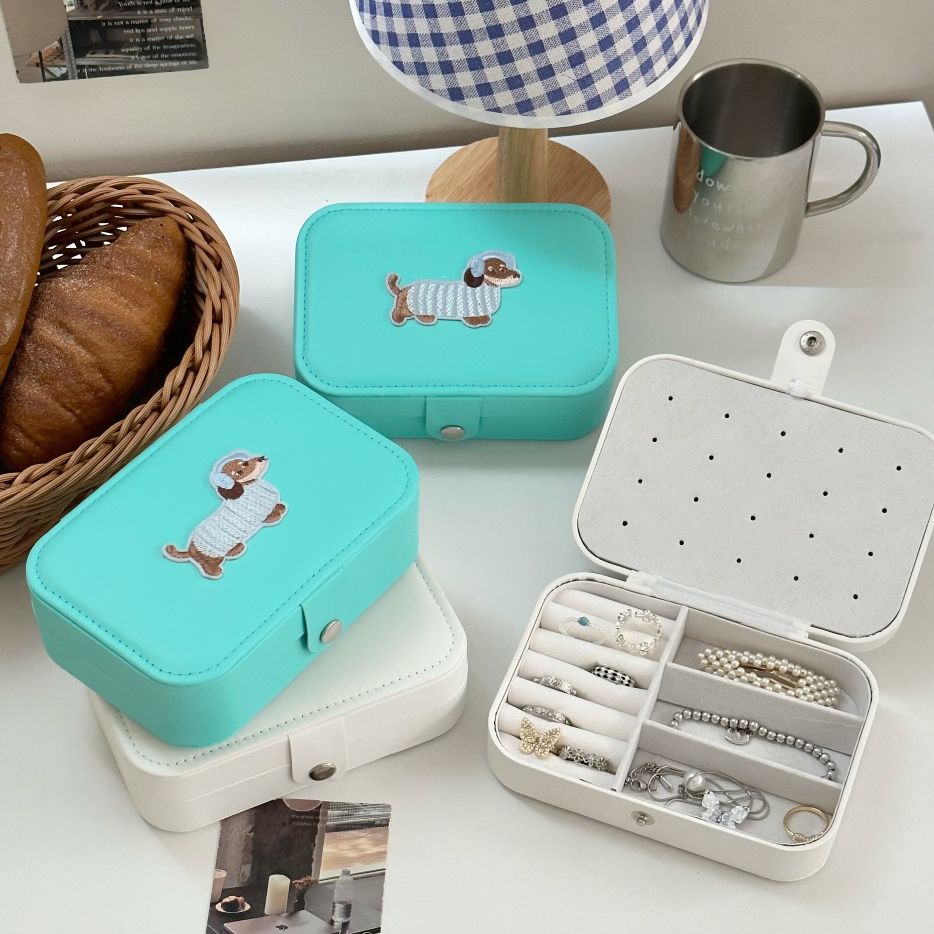 New cute dachshund dog jewelry box storage box, high-end exquisite small portable necklace ring, anti-oxidation box Application Scenario