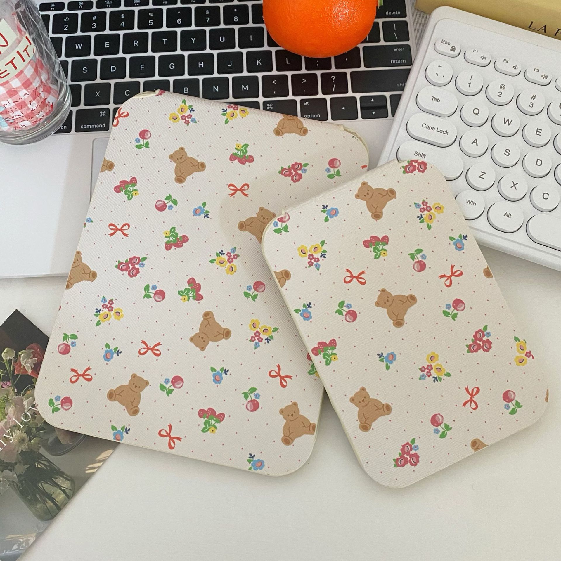 Ins-style cute bear folding mirror, portable mirror, student dormitory home makeup mirror, table-style dressing mirror for girls Specification drawing