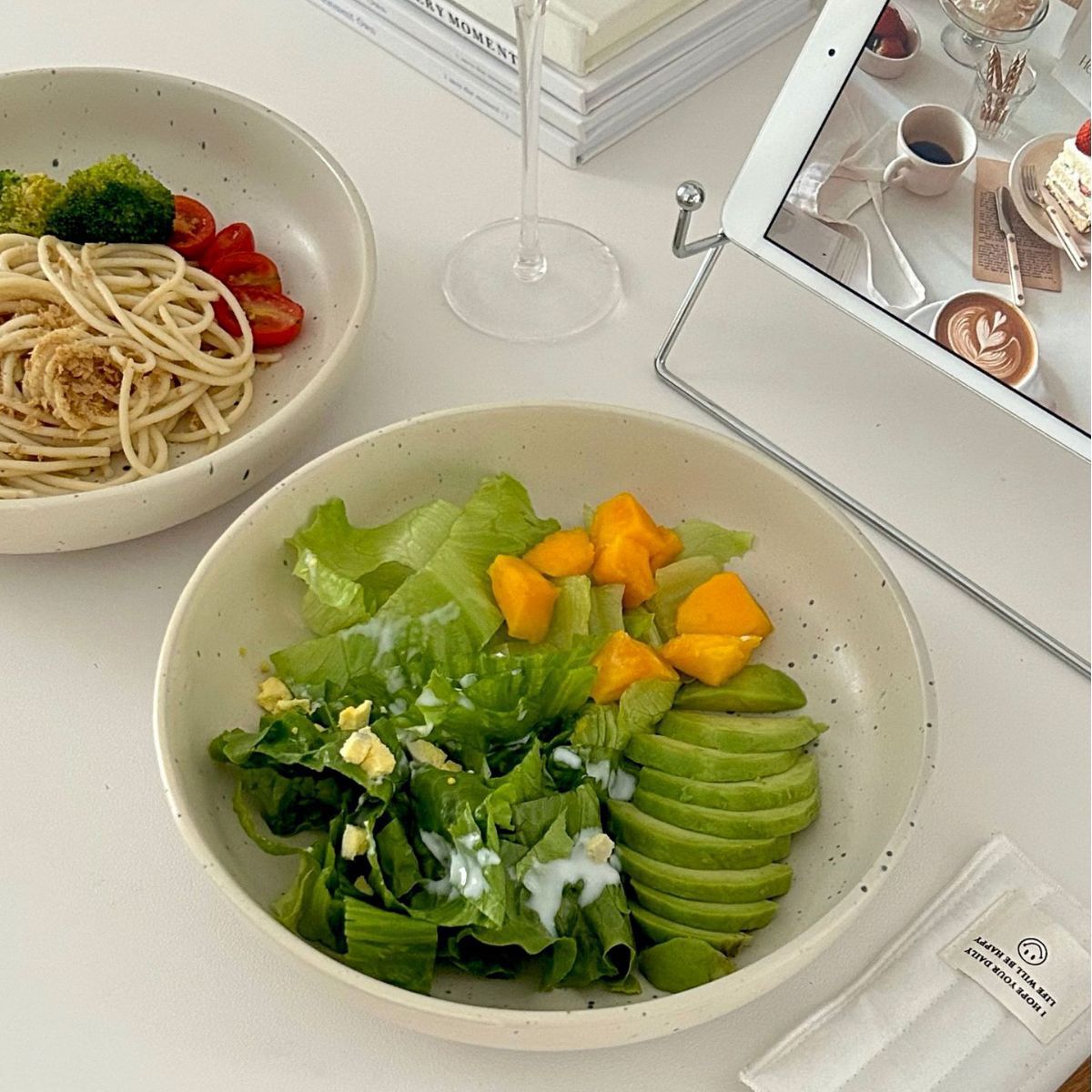 Nordic-style ceramic ink-wash bowl, ink-dot plate, large deep plate, fruit salad, home curry rice, instant noodle bowl, soup plate Application Scenario