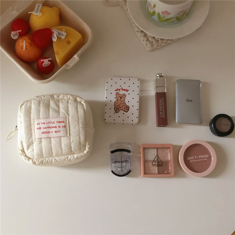 Korean-style simple square small makeup bag, student niche headphones, coin purse, portable lipstick storage bag for girls Item Picture