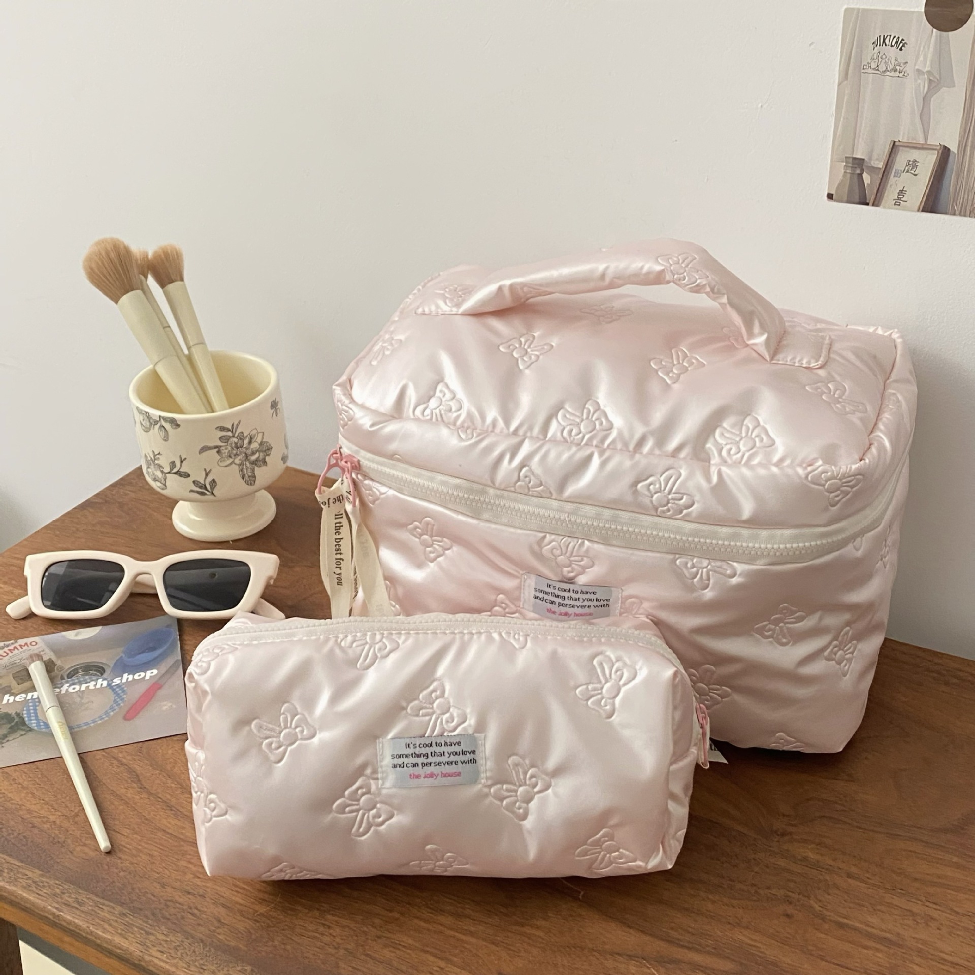 High appearance level girl makeup bag, women's ins bow large-capacity cosmetics storage bag, portable toiletries bag for going out details Picture