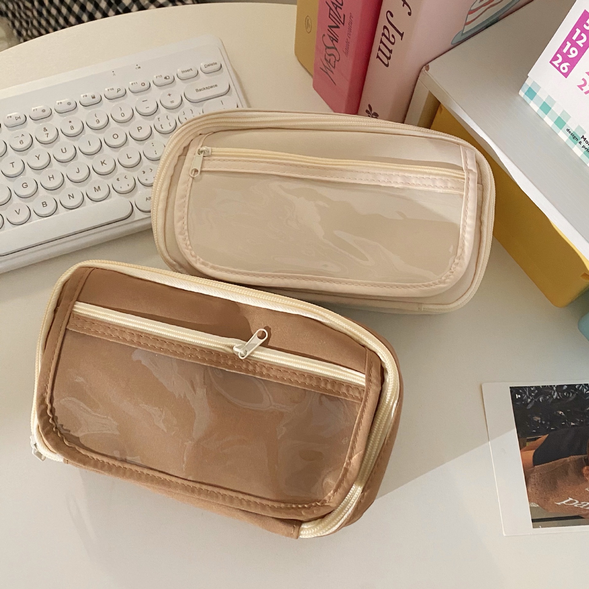 Simple Japanese-style transparent pencil case, new 2024 model, high appearance level, super large capacity pencil case, stationery bag for girls, junior high school students Application Scenario