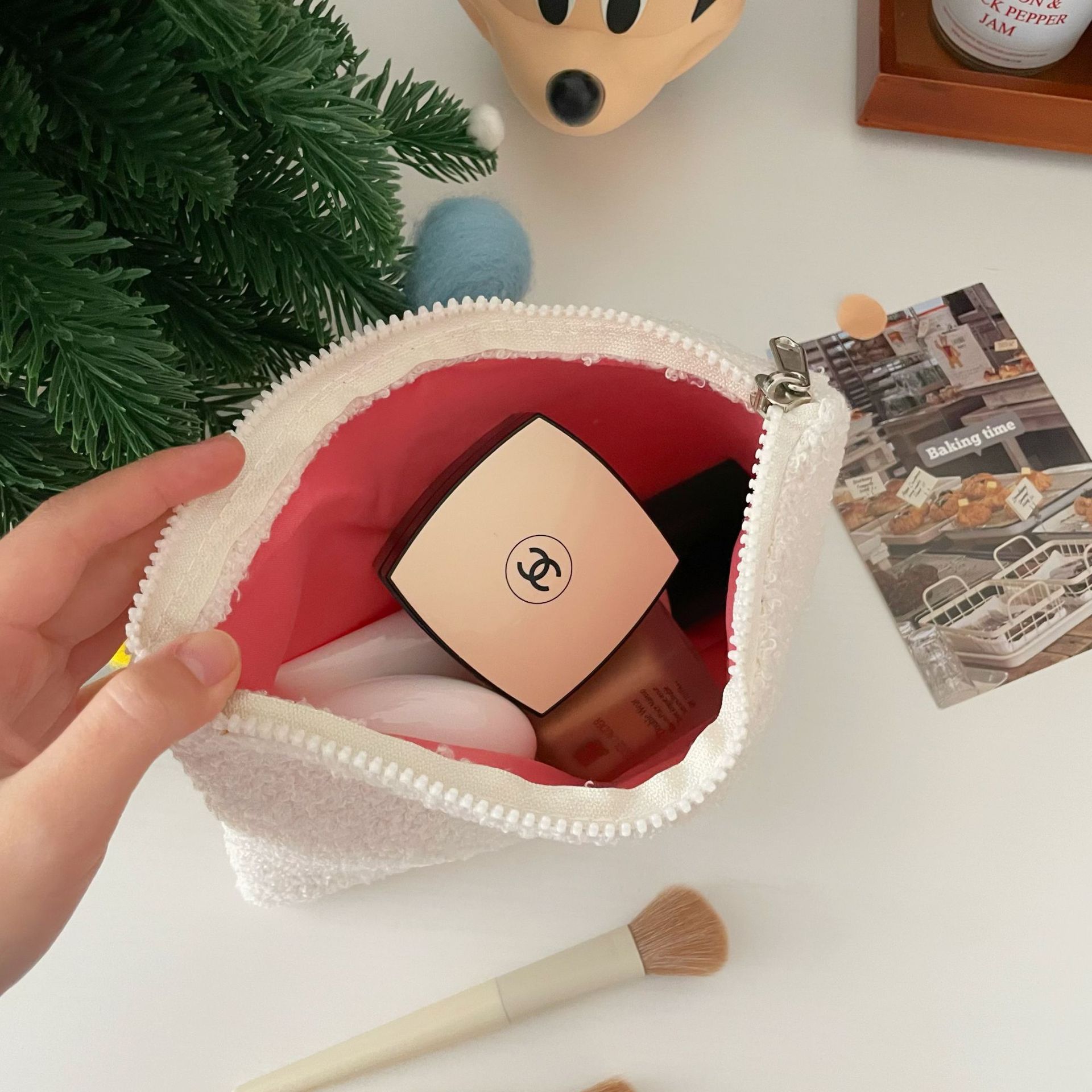 Cross-border spot wholesale! Cartoon bear makeup bag, a fluffy portable cosmetics storage clutch for winter Application Scenario