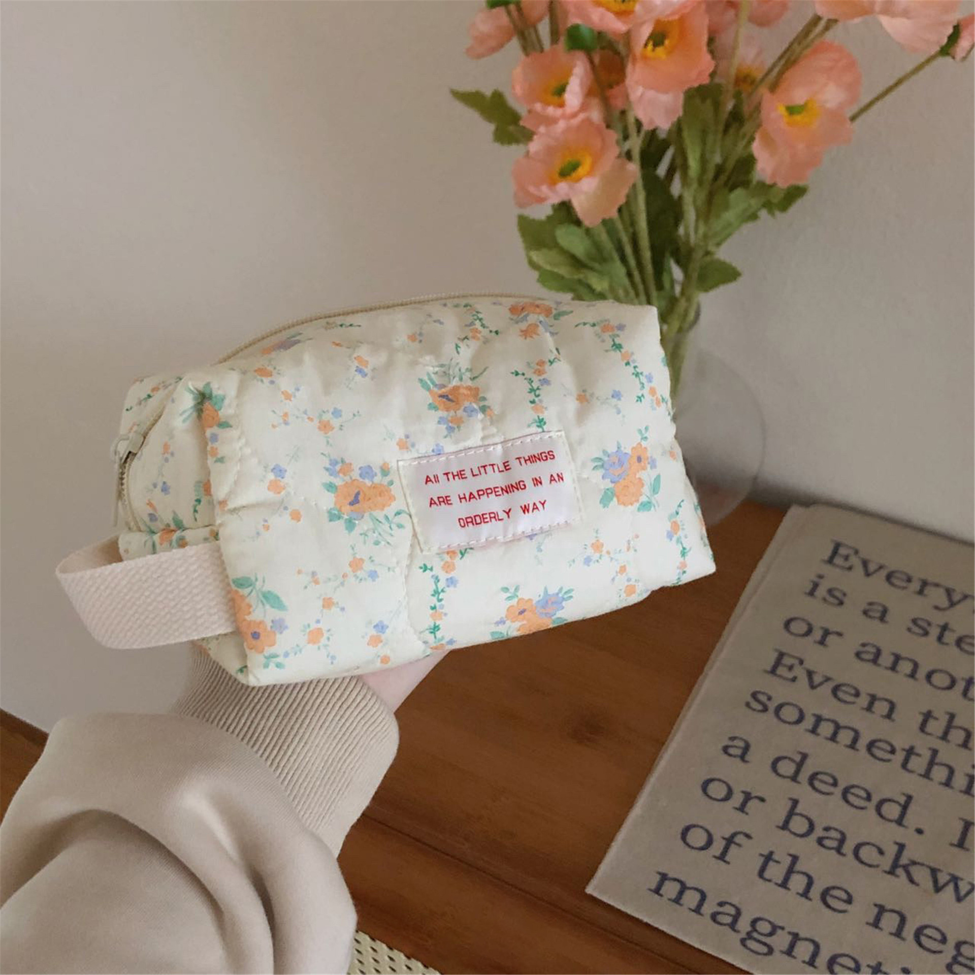 Gentle apricot-colored floral makeup bag, ins large-capacity portable handbag, student storage bag for traveling to South Korea Application Scenario