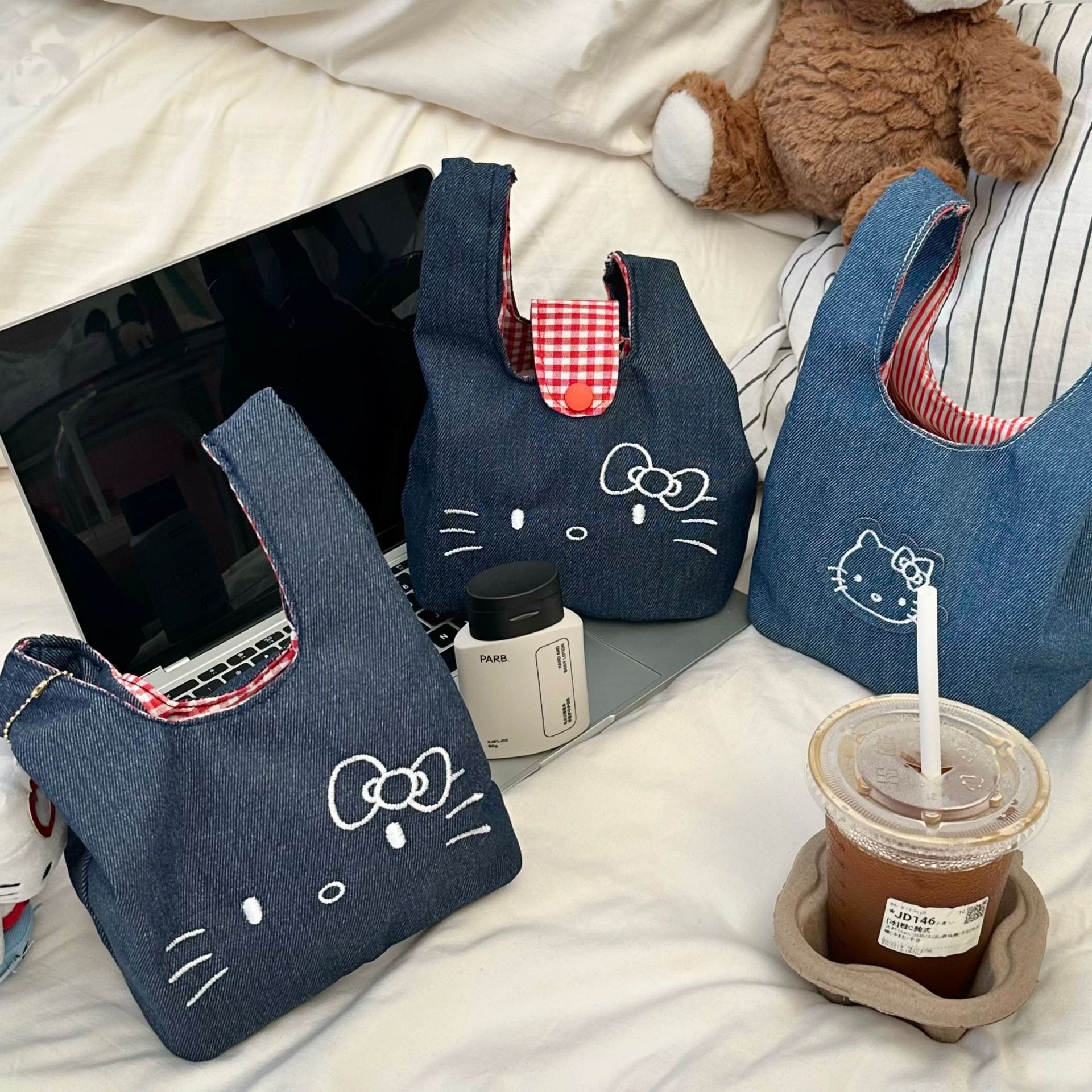 New cat-shaped denim wrist bag, cute embroidered handbag, portable large-capacity hand-held cosmetic storage bag Specification drawing