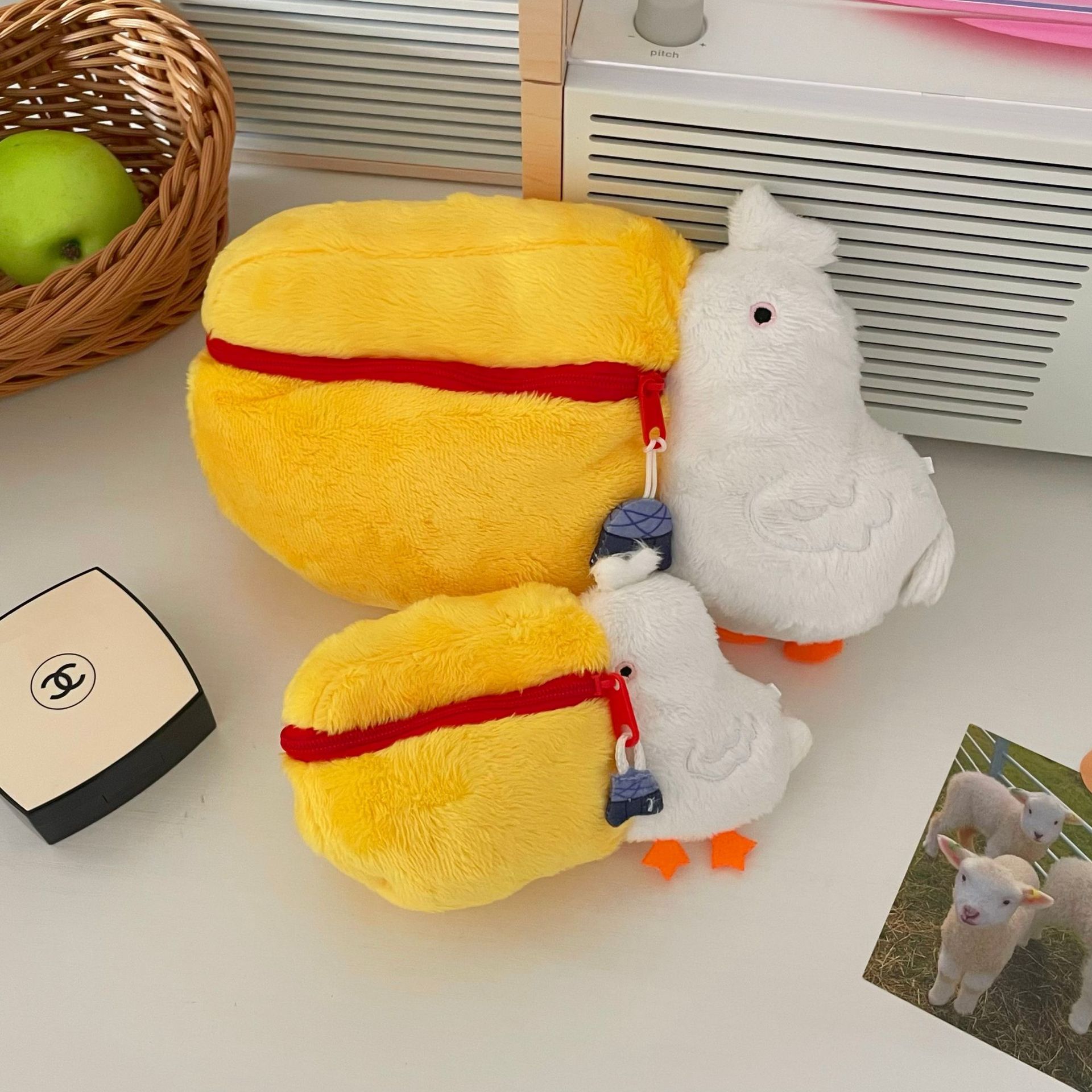 Instagram cute Pelican makeup bag, camera bag, mini portable bag, headphones, coin purse, travel storage bag details Picture