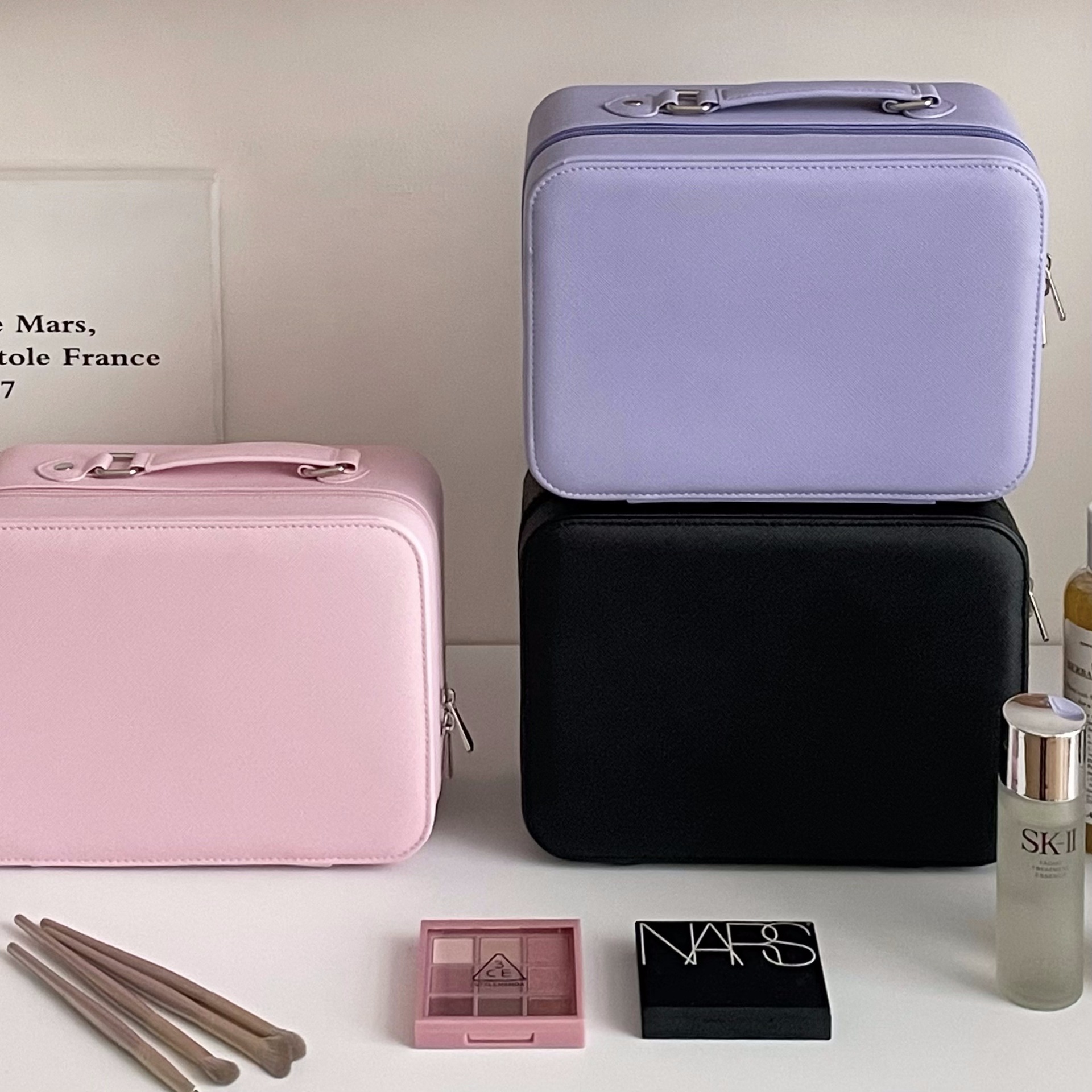 A new minimalist and mirror-equipped women's ins portable large-capacity makeup case and travel toiletry storage bag Application Scenario