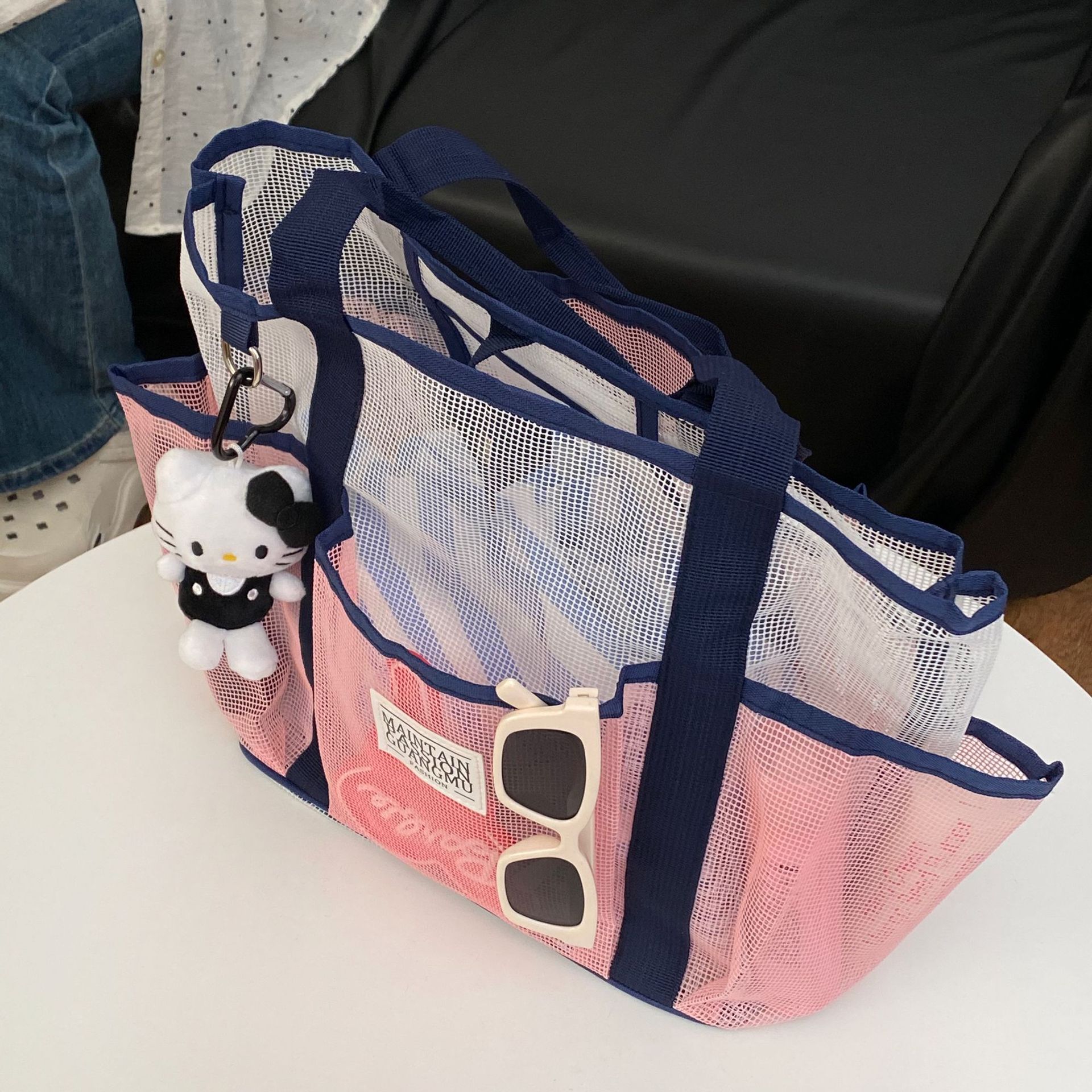 Mesh color-blocked swimming bag, multi-layered compartments travel beach bag, large-capacity portable vacation toiletry storage single-shoulder bag Application Scenario
