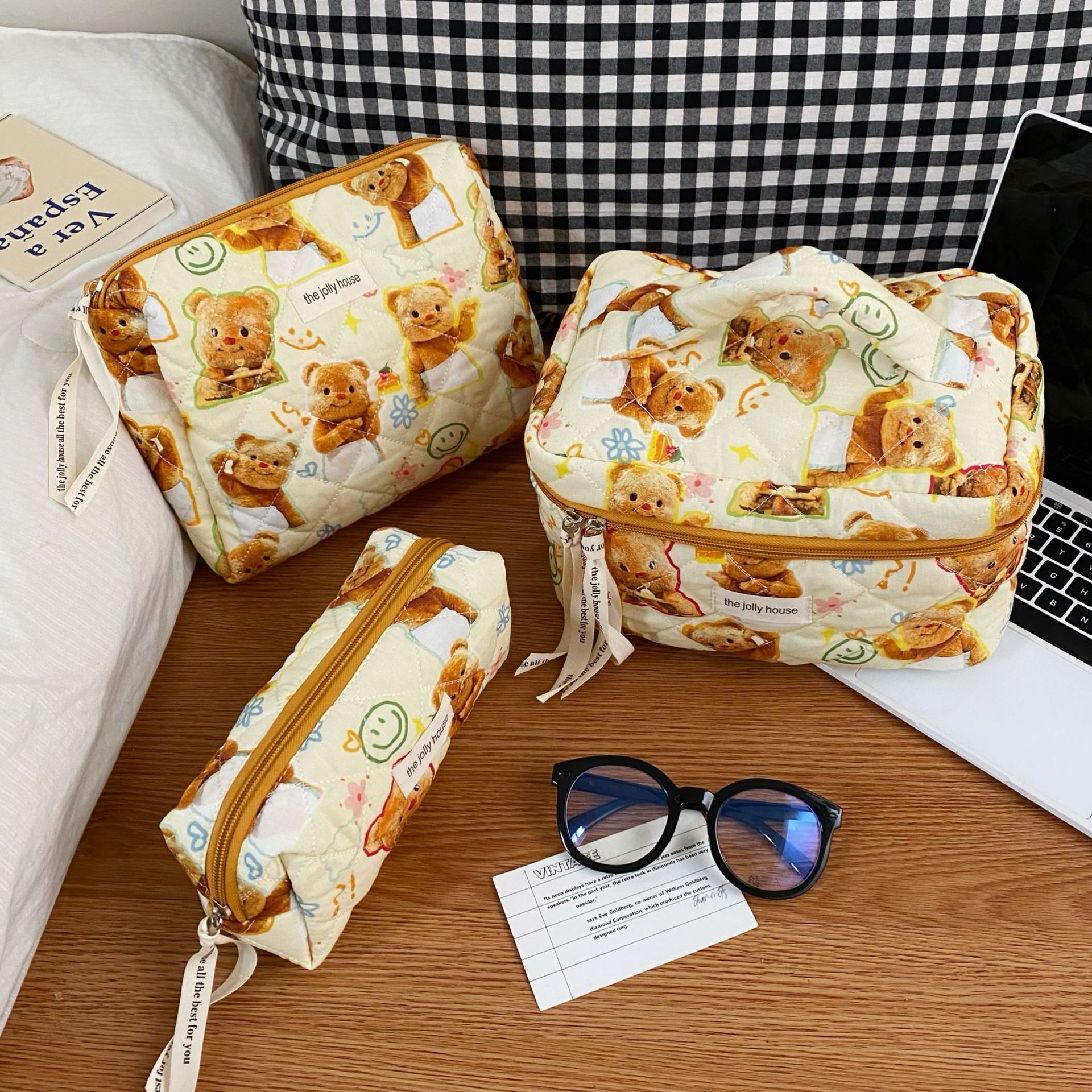 Butter Bear Cosmetic Bag for Women, portable large-capacity cosmetics and skin care products storage bag, hand-held toiletry bag with mesh Specification drawing