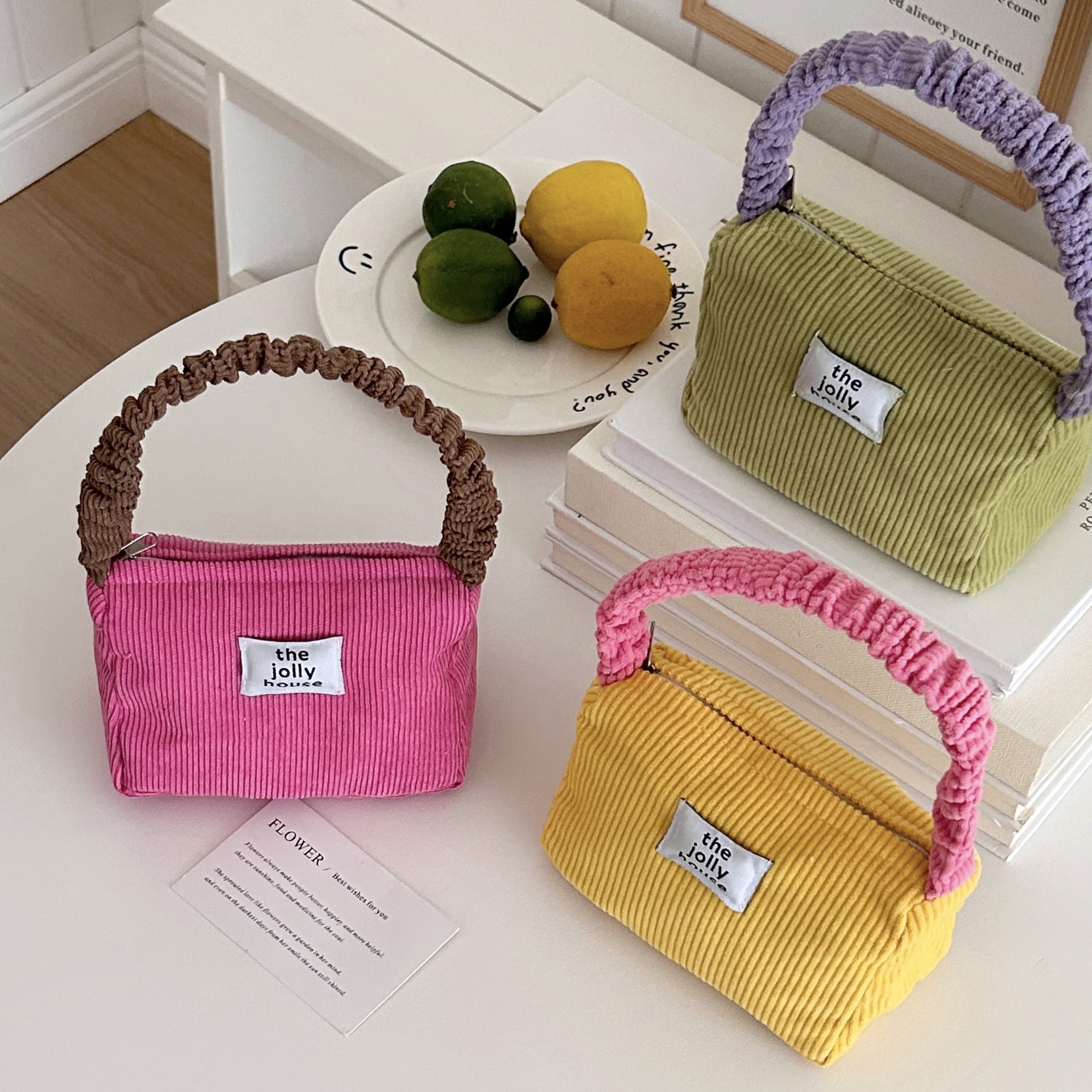 This is an Instagram high-appearance-level cute color-blocking underarm bag that women can carry with them. It has a large capacity for storage and is a casual bag Specification drawing