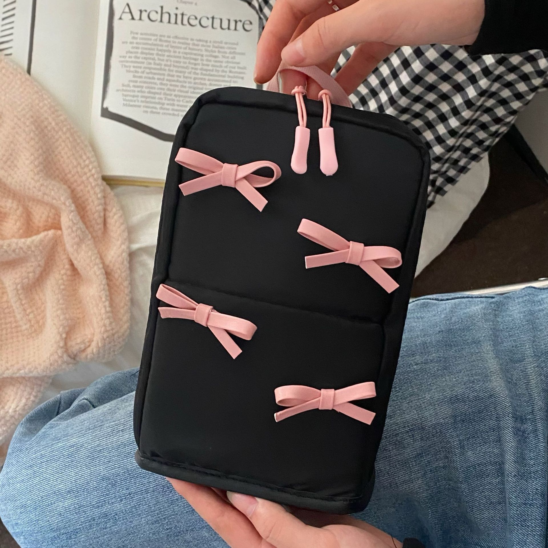 Ins-style design makeup bag for girls, cute bow, storage pen holder, large-capacity skin care products, dormitory toiletries bag Application Scenario
