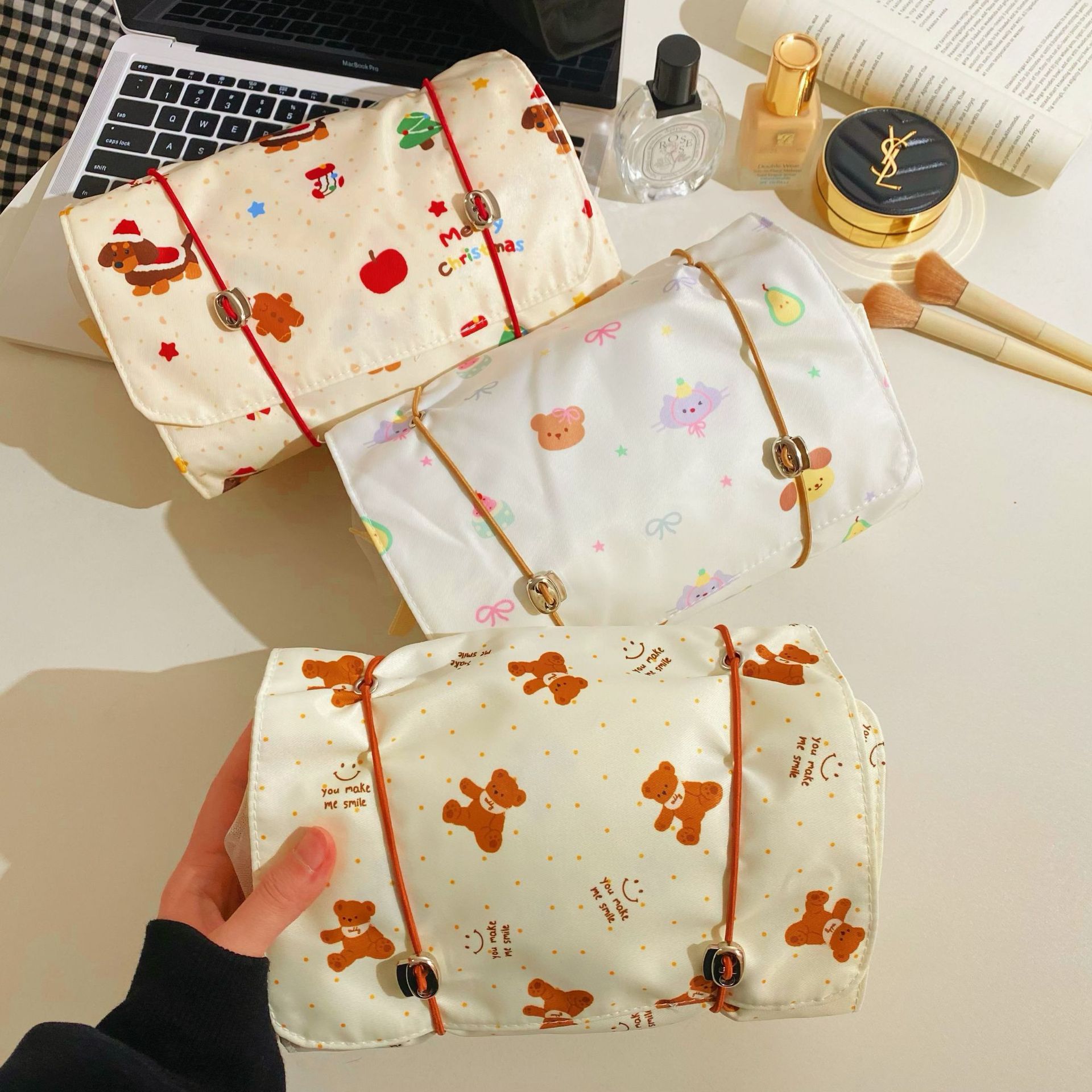 Cross-border bib bear makeup bag for high school girls, cute appearance level, student travel portable large-capacity detachable storage bag Specification drawing