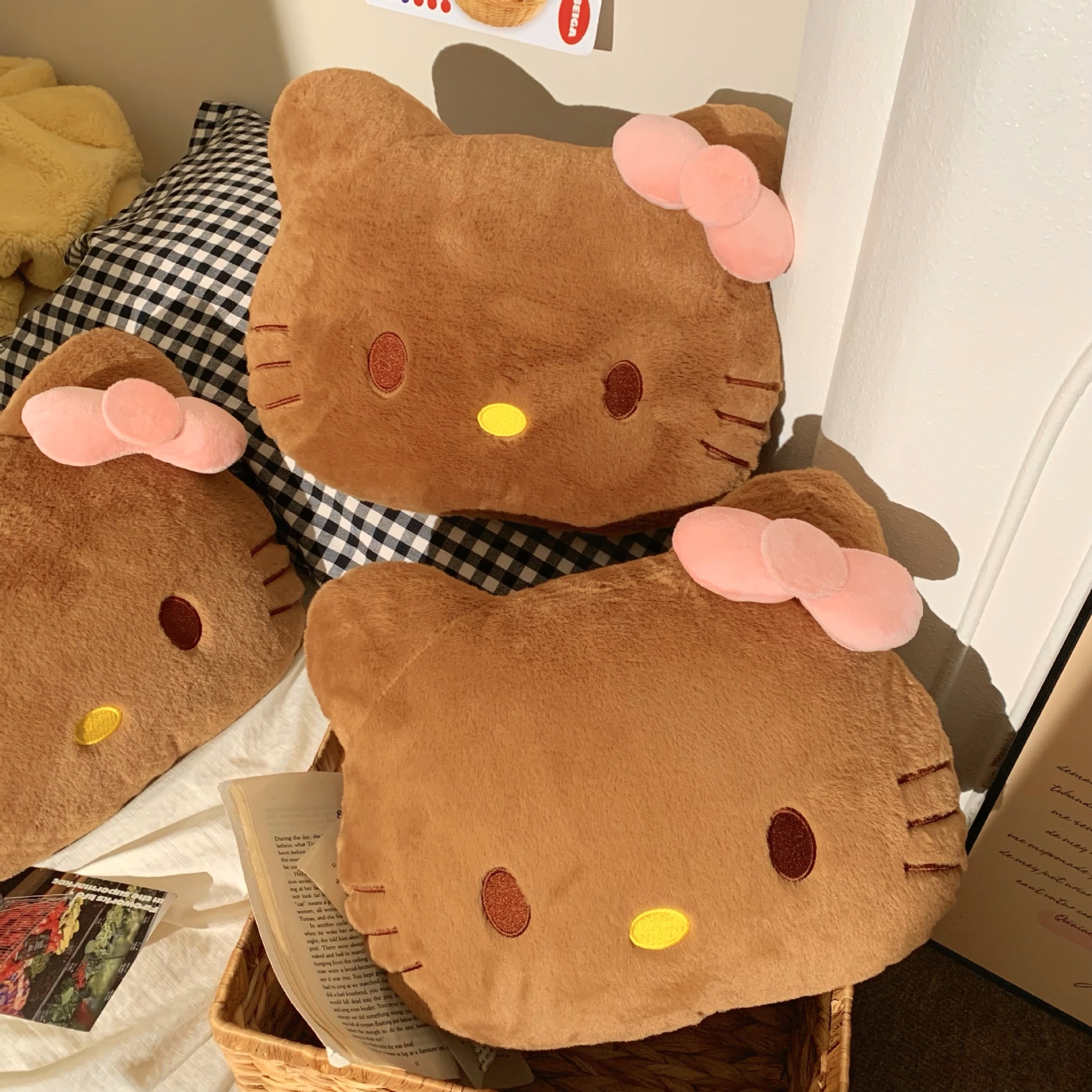 Cute black fur cat pillow, dormitory headboard throw pillow, sofa backrest cushion, car waist cushion, decorative plush toy Specification drawing