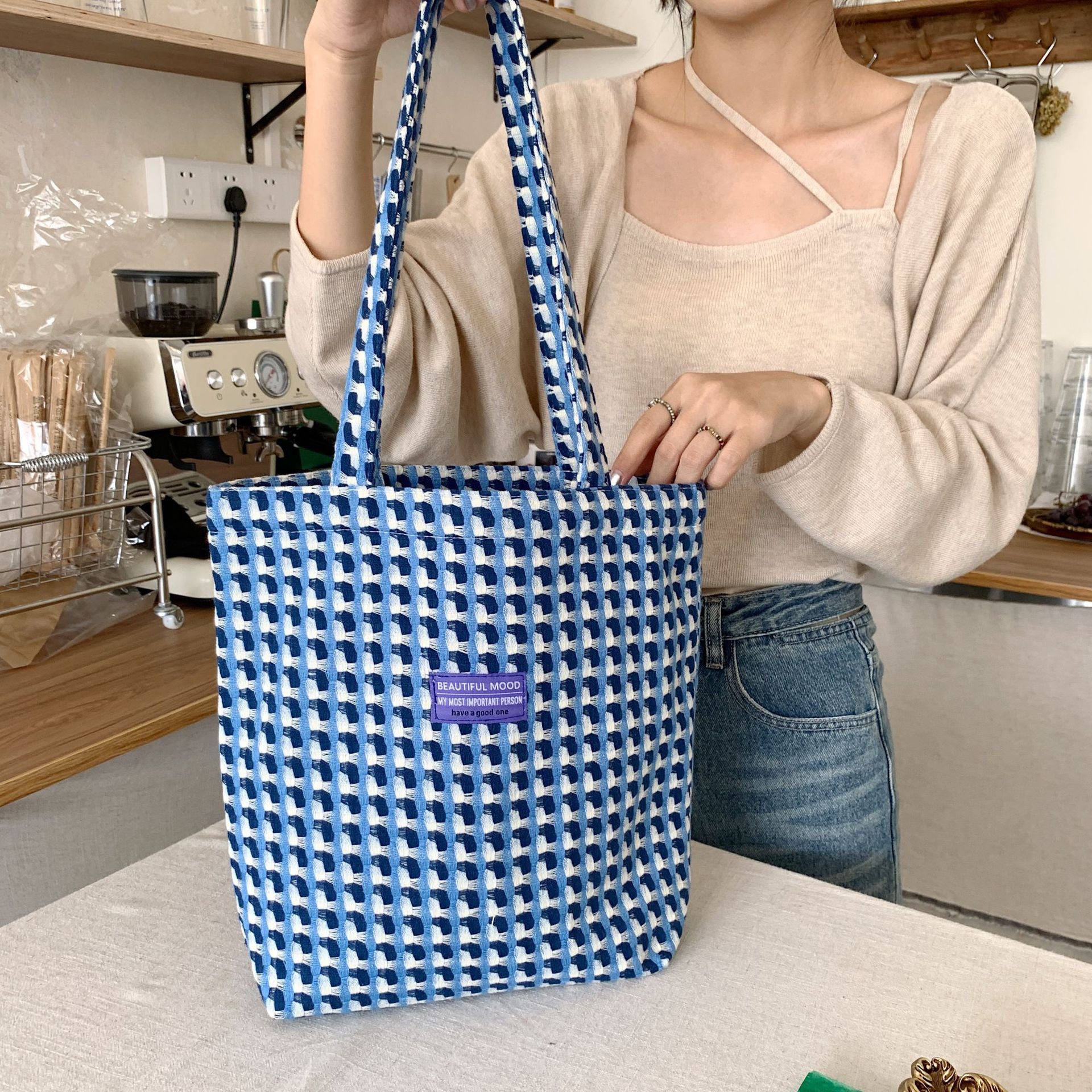 28111 Korean-style ins woolen retro checkered single-shoulder bag, versatile canvas bag, large capacity handbag for students, women Application Scenario