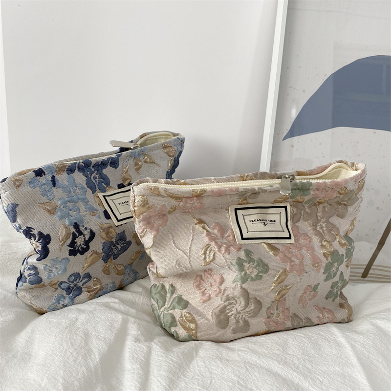 18241 French embossed flower cosmetic bag, simple large-capacity portable handbag, casual mobile phone, walking clutch Application Scenario