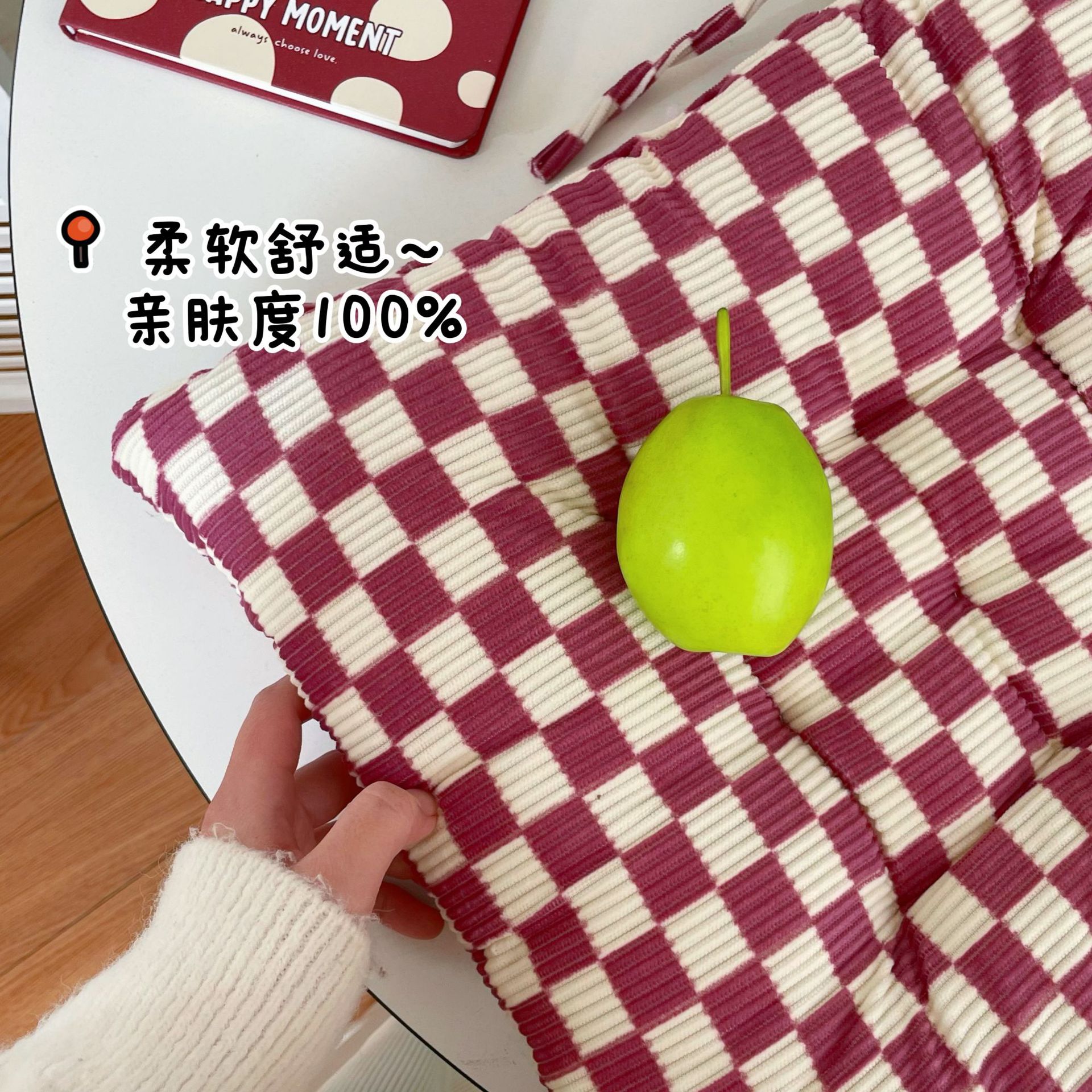 The checkerboard corduroy seat cushion is a must-have for office prolonged sitting, thickened dormitory dining chair seat cushion, and student chair bottom cushion Application Scenario