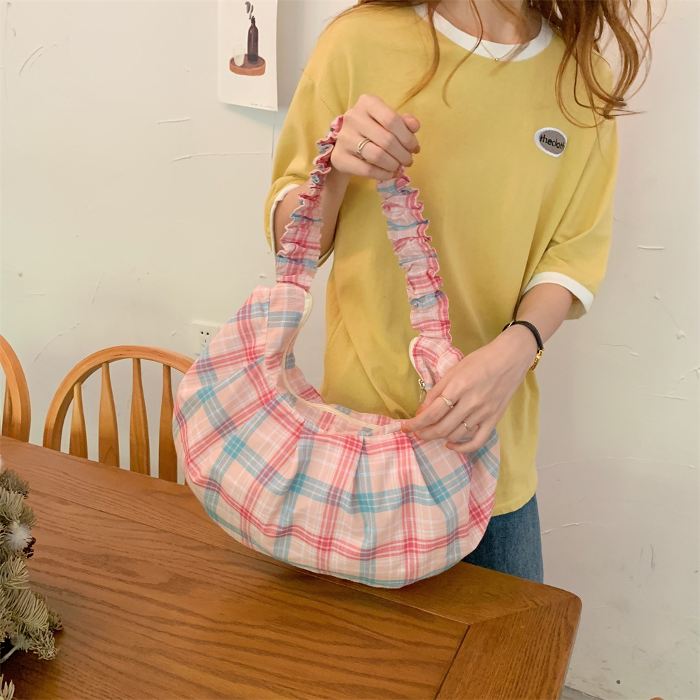 0691 New pleated large-capacity checkered single-shoulder bag, women's canvas bag, hand-held crossbody bag, women's commuter underarm bag Application Scenario